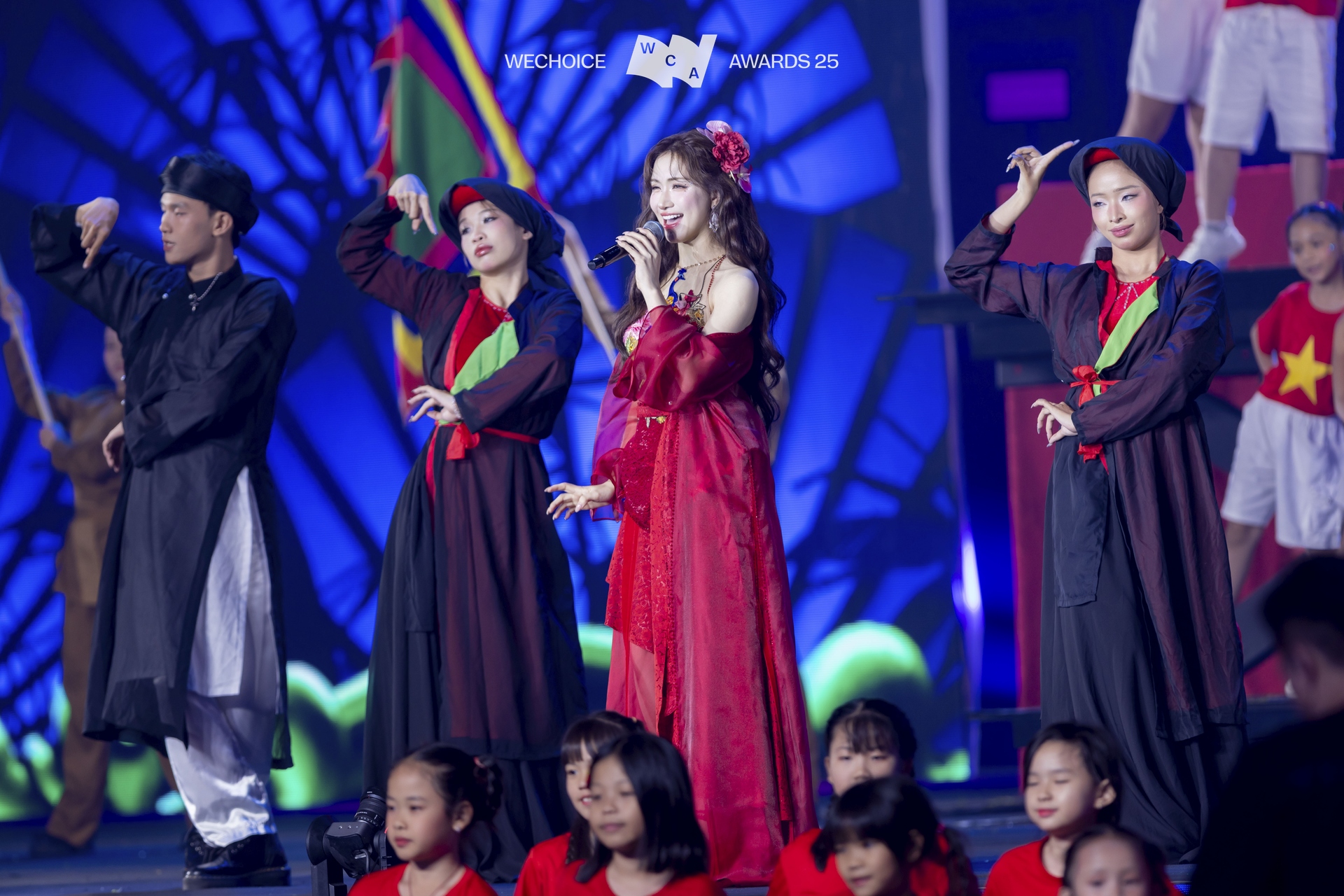 H&ograve;a Minzy &ldquo;quẩy tung&rdquo; với hit Bắc Bling, Đức Ph&uacute;c t&aacute;i hiện m&agrave;n tr&igrave;nh diễn khuynh đảo quốc tế tại Gala Wechoice Awards 2025- Ảnh 9.