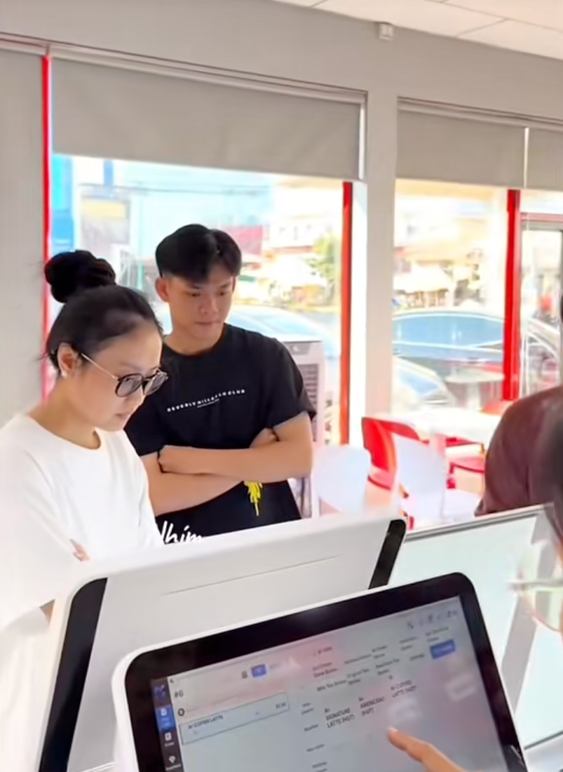 Ng&atilde; ngửa trước h&igrave;nh ảnh sau đ&aacute;m cưới của ch&uacute; rể Campuchia lấy vợ T&acirc;y Ninh: "Tổng t&agrave;i" ngh&igrave;n tỷ sao lại thế n&agrave;y?- Ảnh 11.