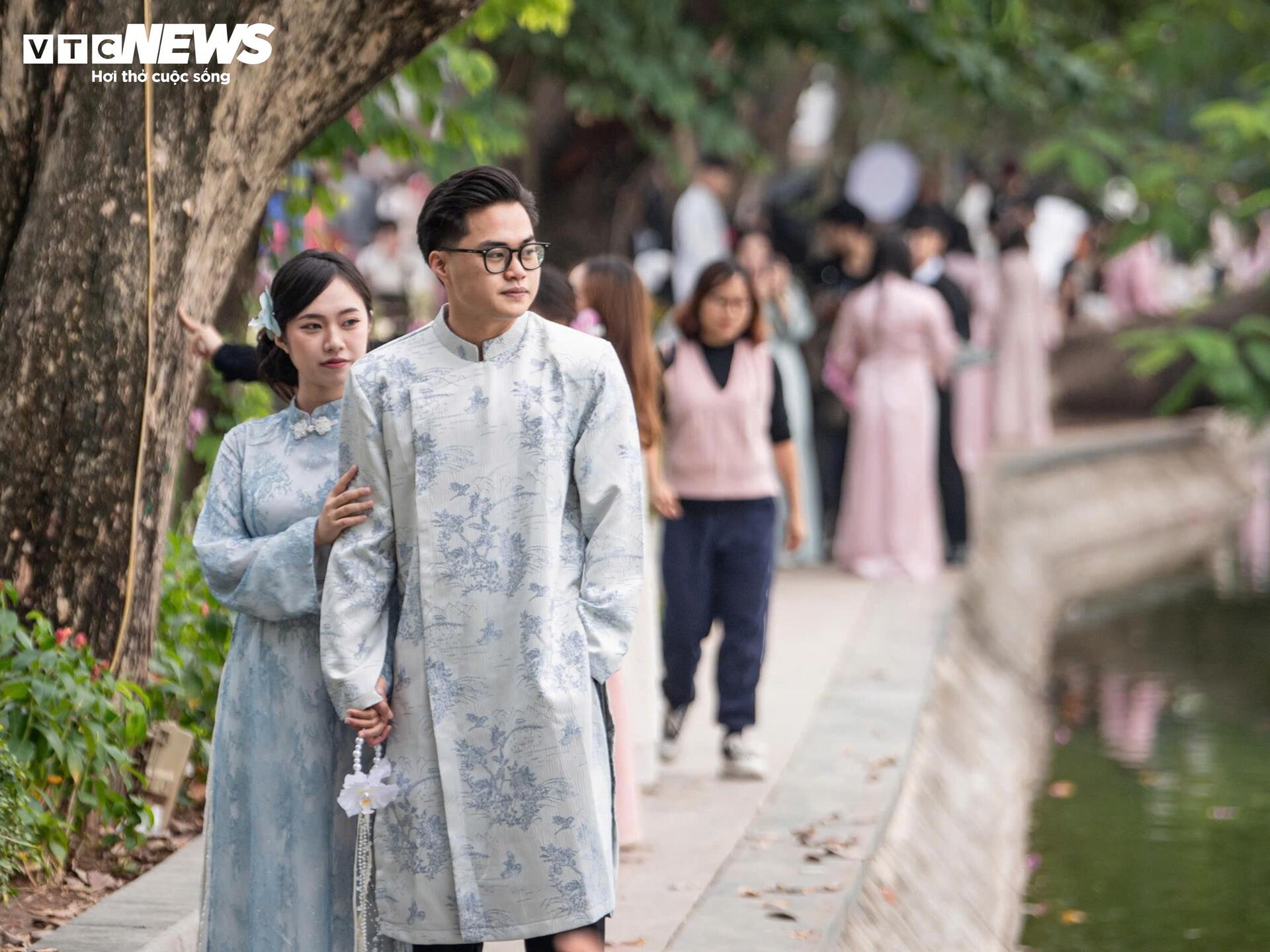 Thiếu nữ H&agrave; Nội diện &aacute;o d&agrave;i, chụp ảnh b&ecirc;n hồ Gươm dịp cuối năm- Ảnh 9.