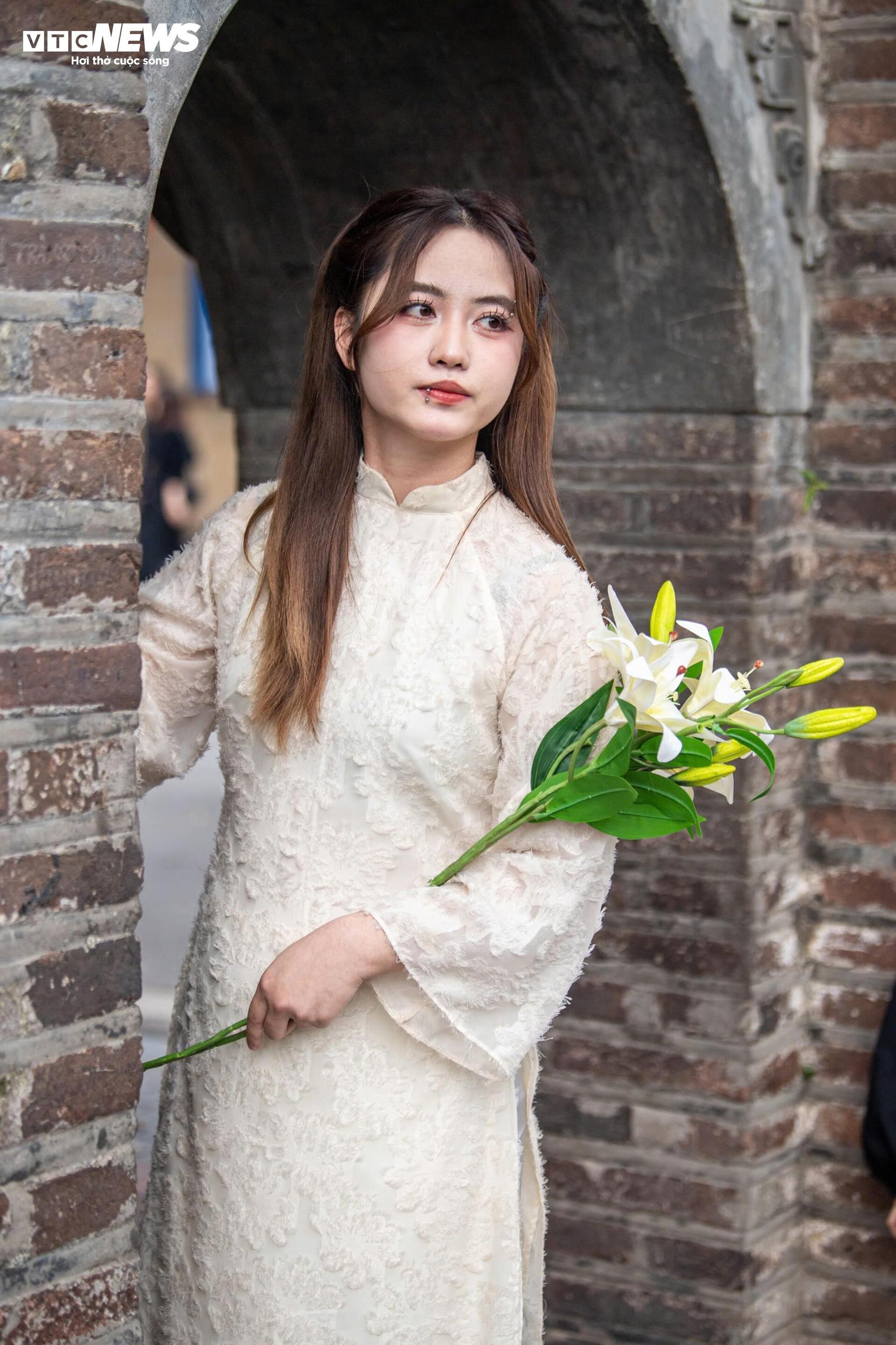 Thiếu nữ H&agrave; Nội diện &aacute;o d&agrave;i, chụp ảnh b&ecirc;n hồ Gươm dịp cuối năm- Ảnh 7.