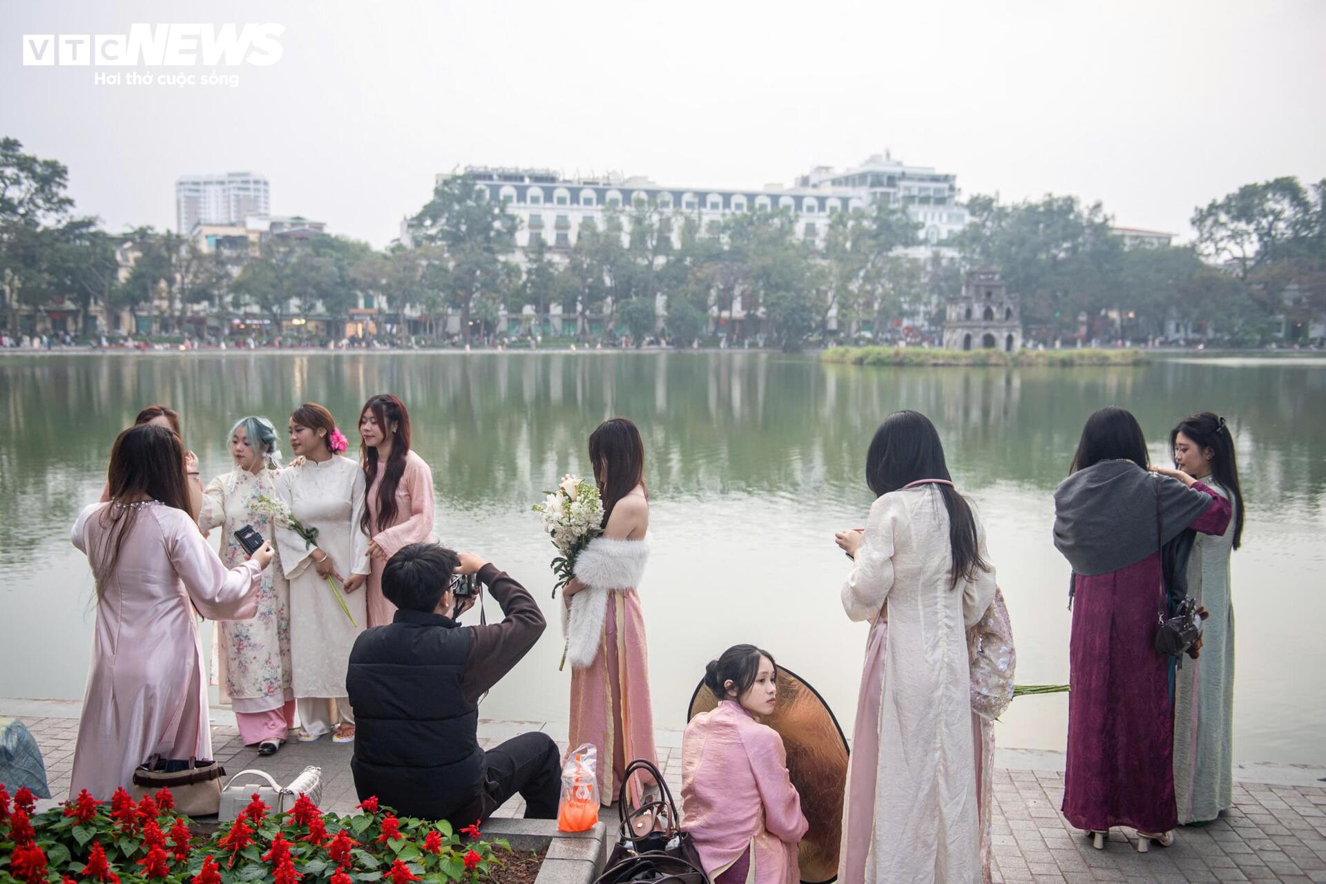 Thiếu nữ H&agrave; Nội diện &aacute;o d&agrave;i, chụp ảnh b&ecirc;n hồ Gươm dịp cuối năm- Ảnh 1.