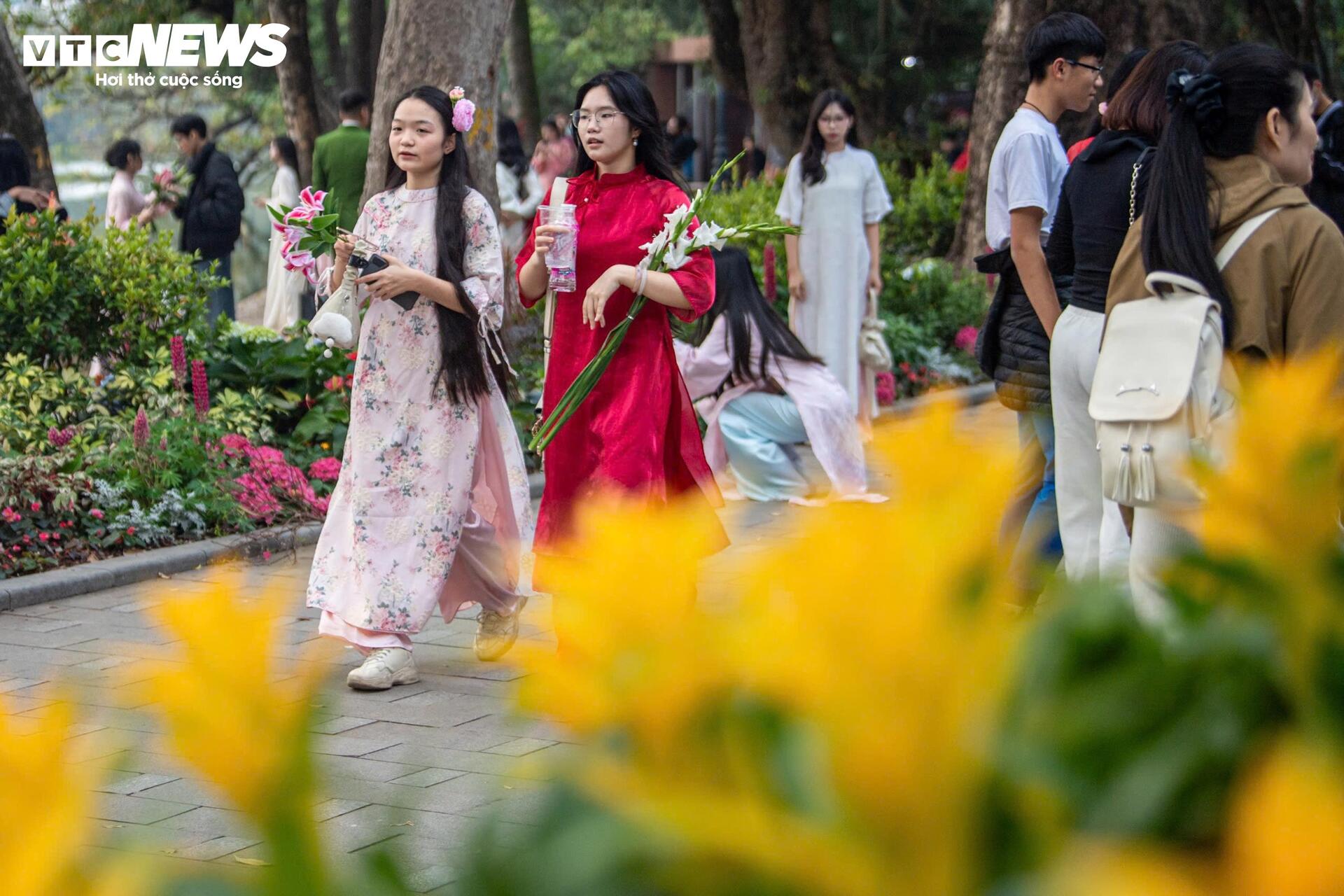 Thiếu nữ H&agrave; Nội diện &aacute;o d&agrave;i, chụp ảnh b&ecirc;n hồ Gươm dịp cuối năm- Ảnh 2.