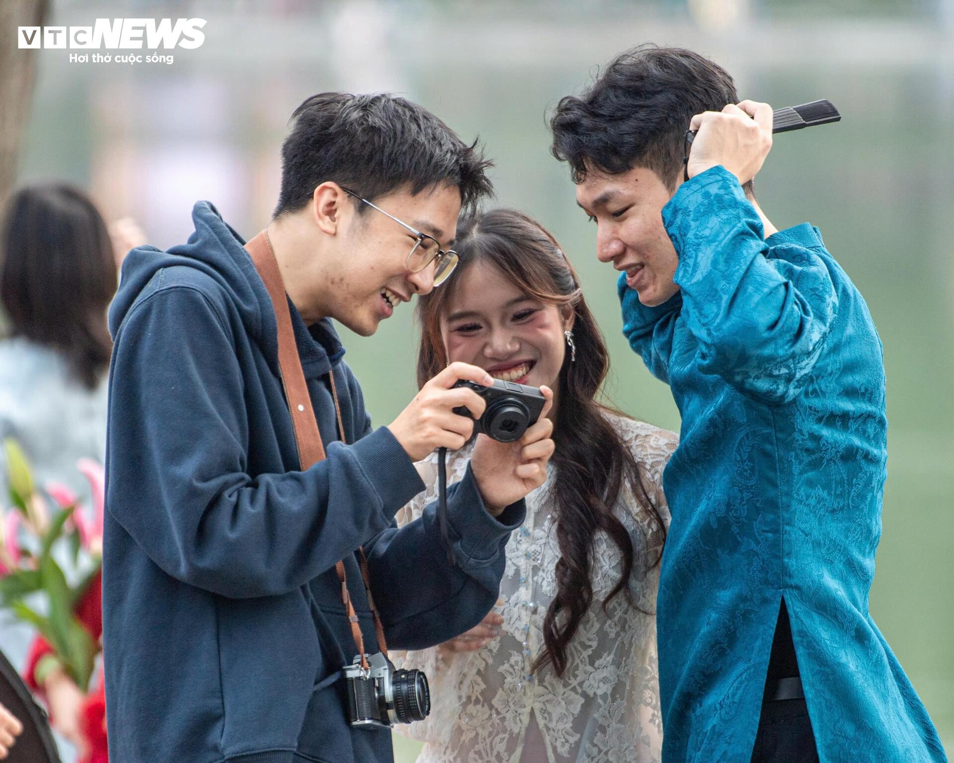 Thiếu nữ H&agrave; Nội diện &aacute;o d&agrave;i, chụp ảnh b&ecirc;n hồ Gươm dịp cuối năm- Ảnh 3.