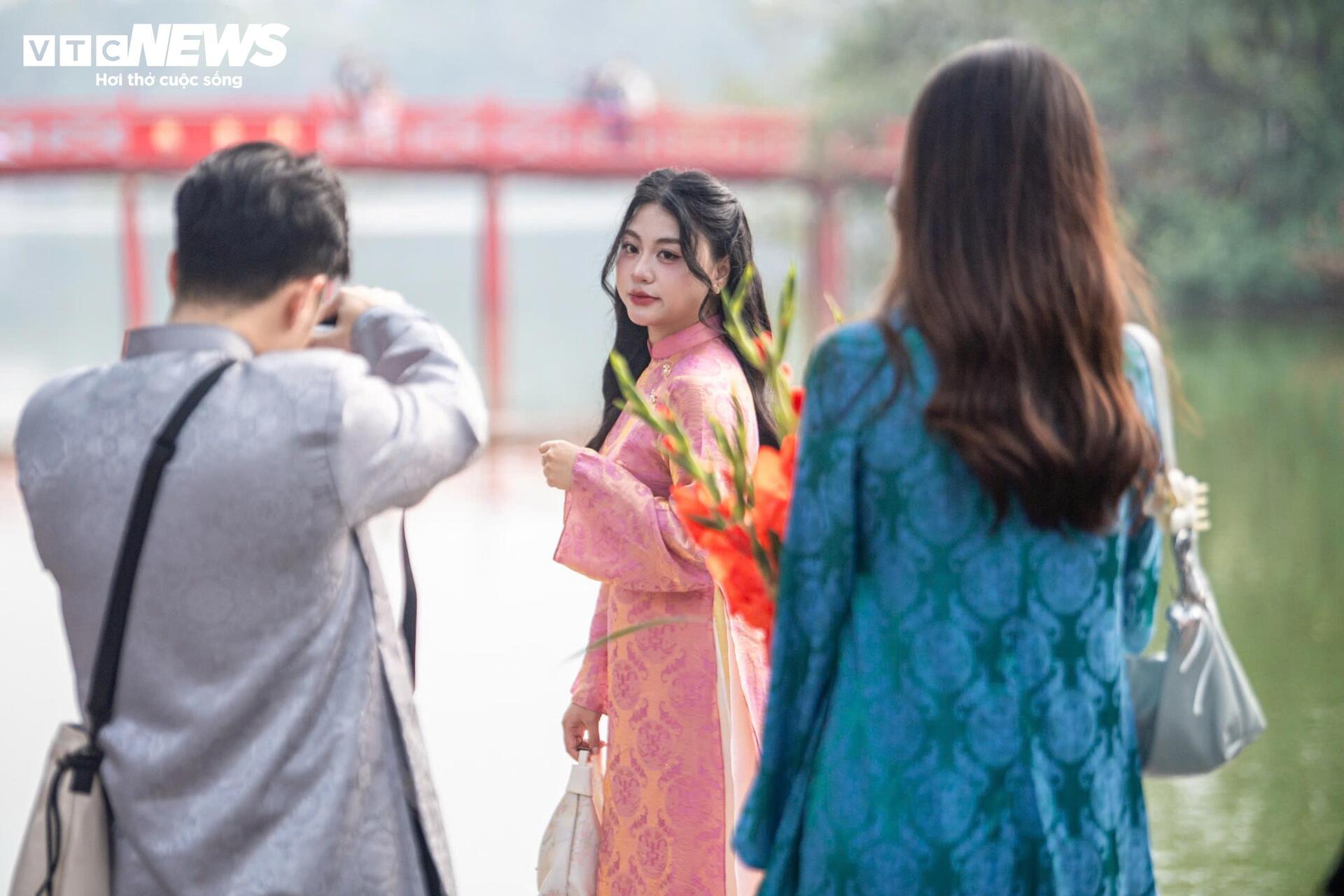 Thiếu nữ H&agrave; Nội diện &aacute;o d&agrave;i, chụp ảnh b&ecirc;n hồ Gươm dịp cuối năm- Ảnh 4.