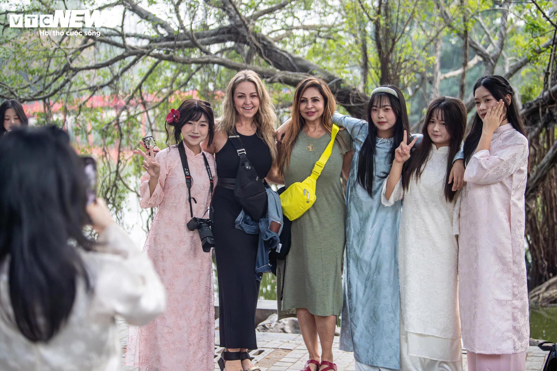 Thiếu nữ H&agrave; Nội diện &aacute;o d&agrave;i, chụp ảnh b&ecirc;n hồ Gươm dịp cuối năm- Ảnh 5.