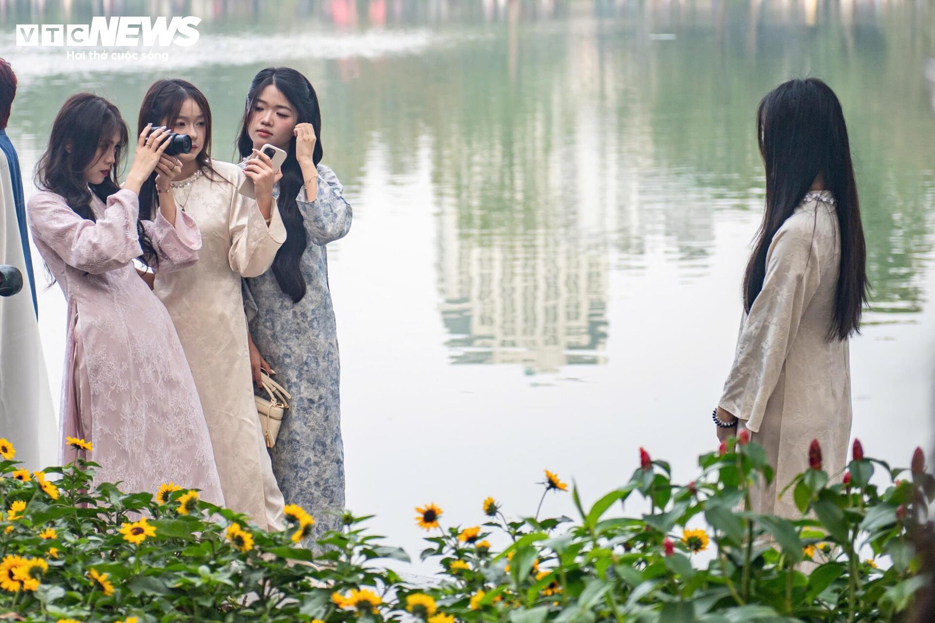 Thiếu nữ H&agrave; Nội diện &aacute;o d&agrave;i, chụp ảnh b&ecirc;n hồ Gươm dịp cuối năm- Ảnh 6.