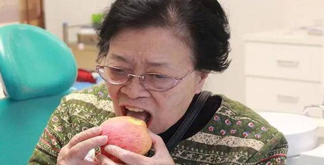 Người phụ nữ 50 tuổi ki&ecirc;n tr&igrave; đ&aacute;nh răng bằng nước muối: Sau 1 năm, kết quả kh&aacute;m răng khiến cả nh&agrave; giật m&igrave;nh- Ảnh 2.