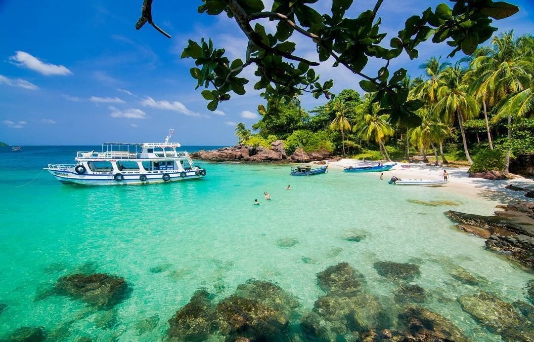 Cảnh tượng tại s&acirc;n bay một đặc khu của Việt Nam g&acirc;y bất ngờ: Trong 1 th&aacute;ng đ&atilde; đ&oacute;n gần 1 triệu kh&aacute;ch- Ảnh 6.