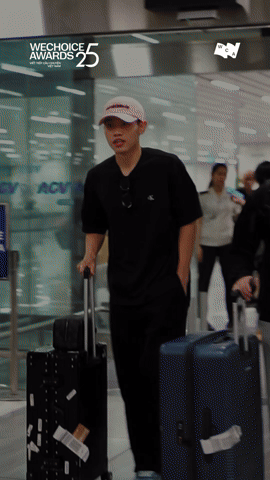 Đ&igrave;nh Bắc v&agrave;o TP.HCM dự WeChoice Awards: Visual cực b&eacute;n, 100 lớp filter cũng kh&ocirc;ng bằng một &aacute;nh mắt nh&igrave;n thẳng v&agrave;o ống k&iacute;nh- Ảnh 3.