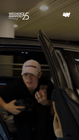 Đ&igrave;nh Bắc v&agrave;o TP.HCM dự WeChoice Awards: Visual cực b&eacute;n, 100 lớp filter cũng kh&ocirc;ng bằng một &aacute;nh mắt nh&igrave;n thẳng v&agrave;o ống k&iacute;nh- Ảnh 5.