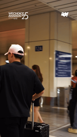 Đ&igrave;nh Bắc v&agrave;o TP.HCM dự WeChoice Awards: Visual cực b&eacute;n, 100 lớp filter cũng kh&ocirc;ng bằng một &aacute;nh mắt nh&igrave;n thẳng v&agrave;o ống k&iacute;nh- Ảnh 4.