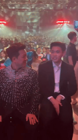 Đ&igrave;nh Bắc ngại ng&ugrave;ng khi ngồi cạnh Trường Giang, gọi dạ bảo v&acirc;ng cực lễ ph&eacute;p tại WeChoice Awards 2025- Ảnh 2.