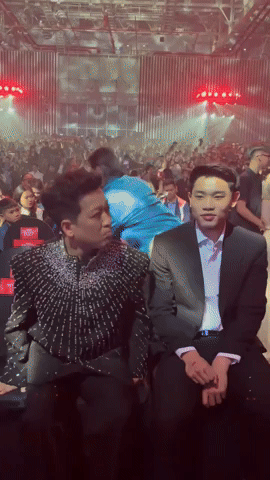 Đ&igrave;nh Bắc ngại ng&ugrave;ng khi ngồi cạnh Trường Giang, gọi dạ bảo v&acirc;ng cực lễ ph&eacute;p tại WeChoice Awards 2025- Ảnh 1.