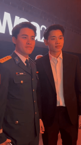 Gấp đ&ocirc;i visual: Đại u&yacute; Đ&agrave;o Văn B&igrave;nh xin chụp ảnh c&ugrave;ng Đ&igrave;nh Bắc, hotboy U23 Việt Nam cực h&uacute;t fan tại WeChoice Awards 2025- Ảnh 1.