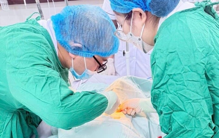 10 ph&uacute;t thần tốc gi&agrave;nh sự sống cho cụ &ocirc;ng bị ngừng tuần ho&agrave;n- Ảnh 1.