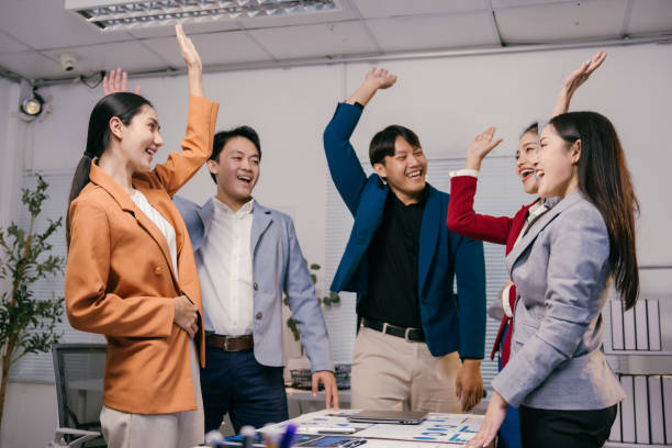 Đi tiệc cuối năm, tụ họp gia đ&igrave;nh, thường xuy&ecirc;n l&agrave;m 3 việc sau l&agrave; biểu hiện của người EQ thấp- Ảnh 1.