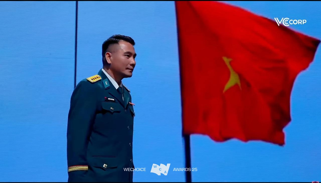 M&agrave;n xuất hiện đặc biệt của Đại t&aacute; Nguyễn Thế Dũng tại WeChoice 2025: C&acirc;u chuyện những người giữ v&ugrave;ng trời Tổ quốc được viết tiếp- Ảnh 3.