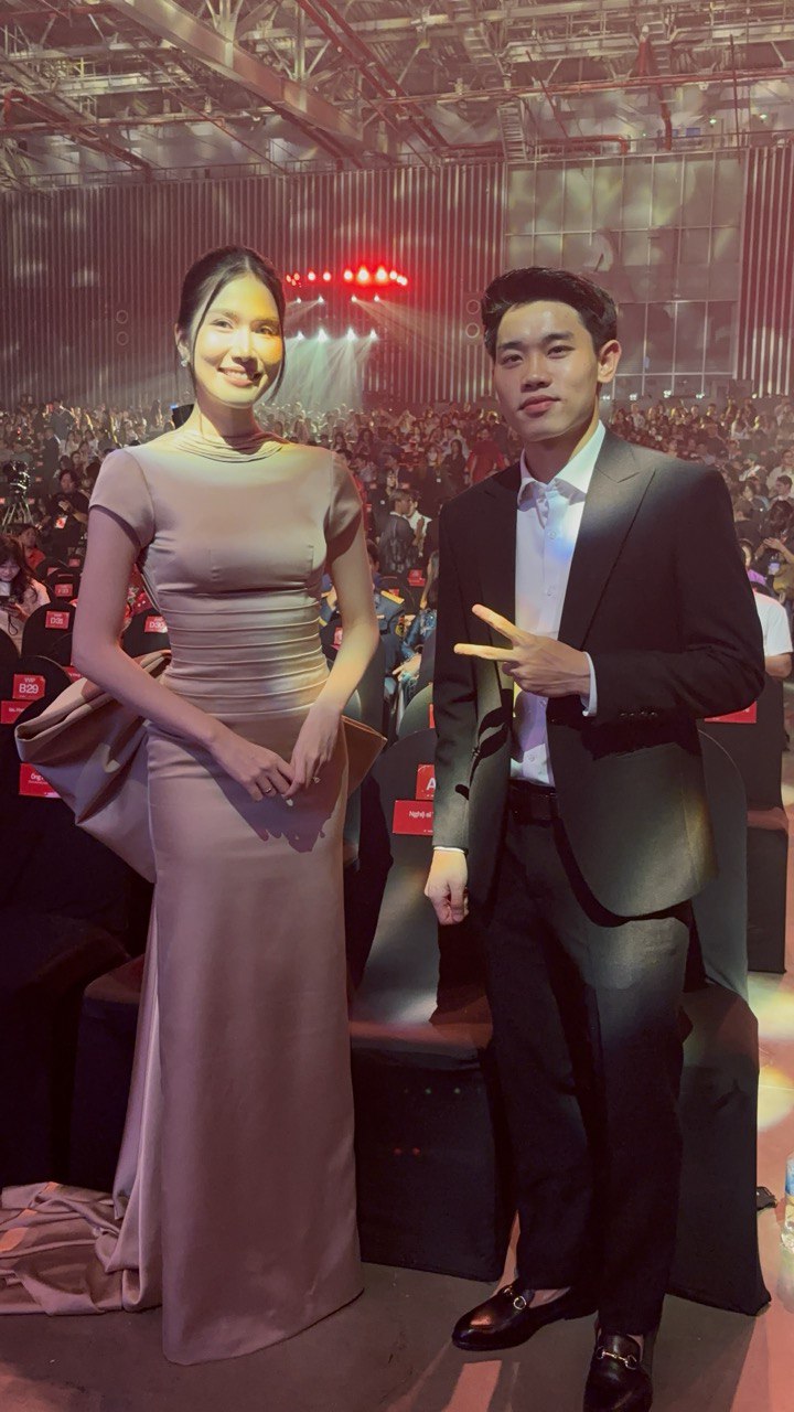 Gấp đ&ocirc;i visual: Đại u&yacute; Đ&agrave;o Văn B&igrave;nh xin chụp ảnh c&ugrave;ng Đ&igrave;nh Bắc, hotboy U23 Việt Nam cực h&uacute;t fan tại WeChoice Awards 2025- Ảnh 4.