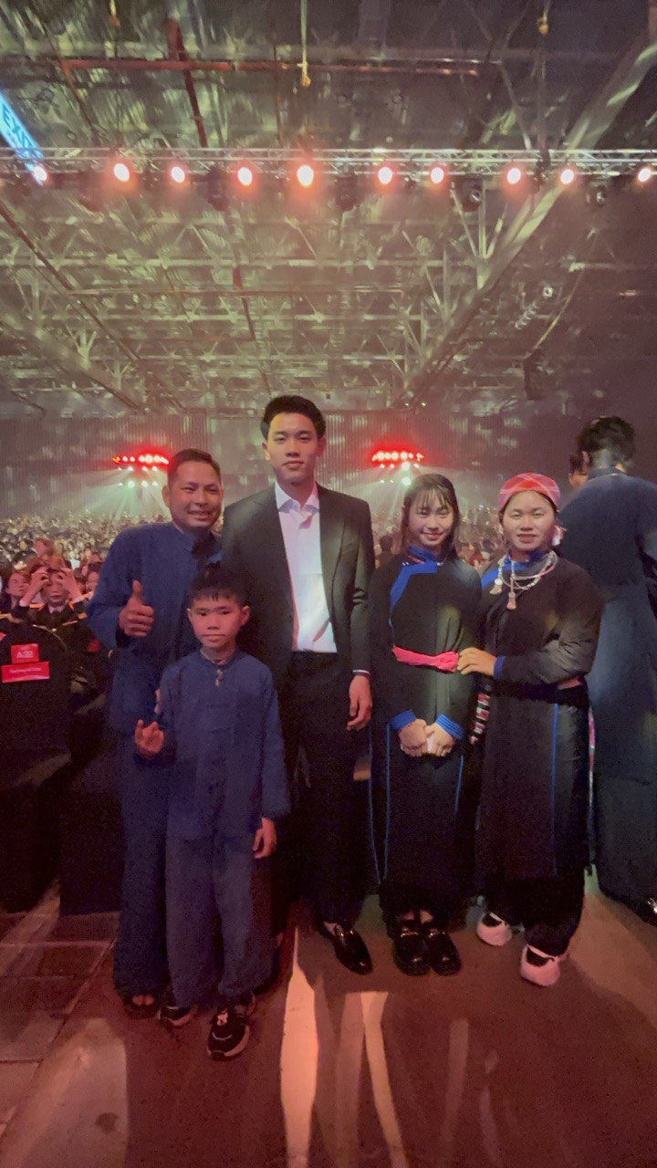 Gấp đ&ocirc;i visual: Đại u&yacute; Đ&agrave;o Văn B&igrave;nh xin chụp ảnh c&ugrave;ng Đ&igrave;nh Bắc, hotboy U23 Việt Nam cực h&uacute;t fan tại WeChoice Awards 2025- Ảnh 3.