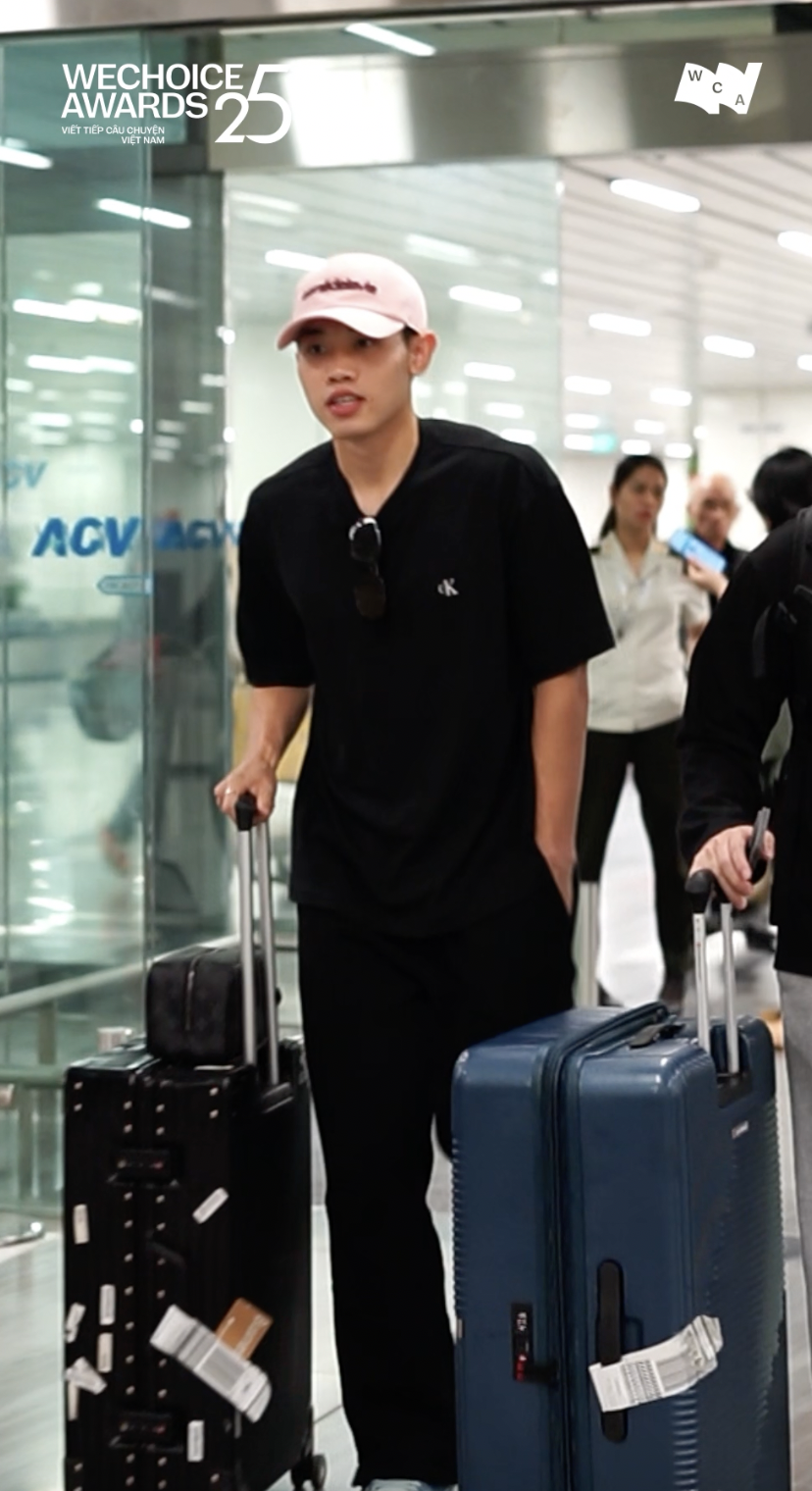 Đ&igrave;nh Bắc v&agrave;o TP.HCM dự WeChoice Awards: Visual cực b&eacute;n, 100 lớp filter cũng kh&ocirc;ng bằng một &aacute;nh mắt nh&igrave;n thẳng v&agrave;o ống k&iacute;nh- Ảnh 1.