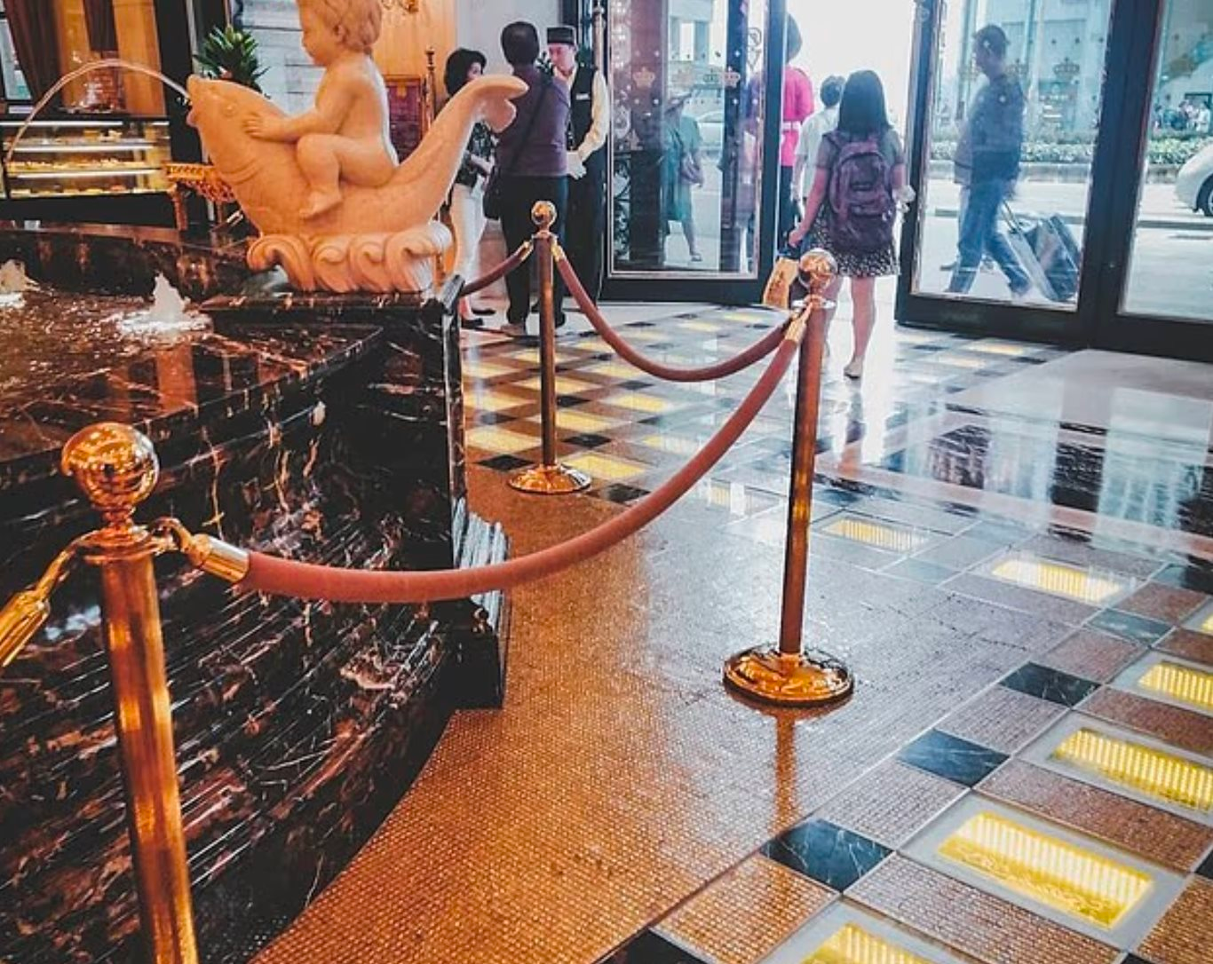 Gỡ gần 80 kg v&agrave;ng nguy&ecirc;n khối dưới nền nh&agrave; đem b&aacute;n, một kh&aacute;ch sạn lập tức 'bỏ t&uacute;i' gần 13 triệu USD- Ảnh 2.