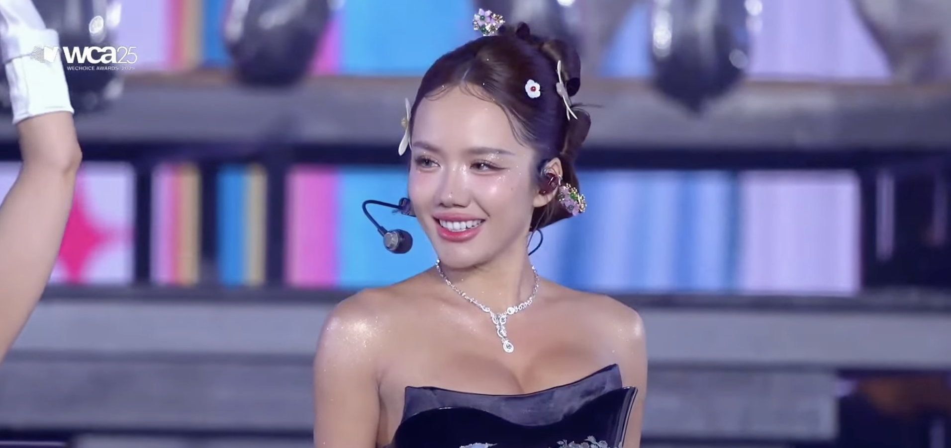 Phương Mỹ Chi v&agrave; Phương Ly &ldquo;bắt tay&rdquo; chơi lớn, đưa WeChoice v&agrave;o 2 kh&ocirc;ng gian tr&ecirc;n c&ugrave;ng 1 s&acirc;n khấu- Ảnh 3.