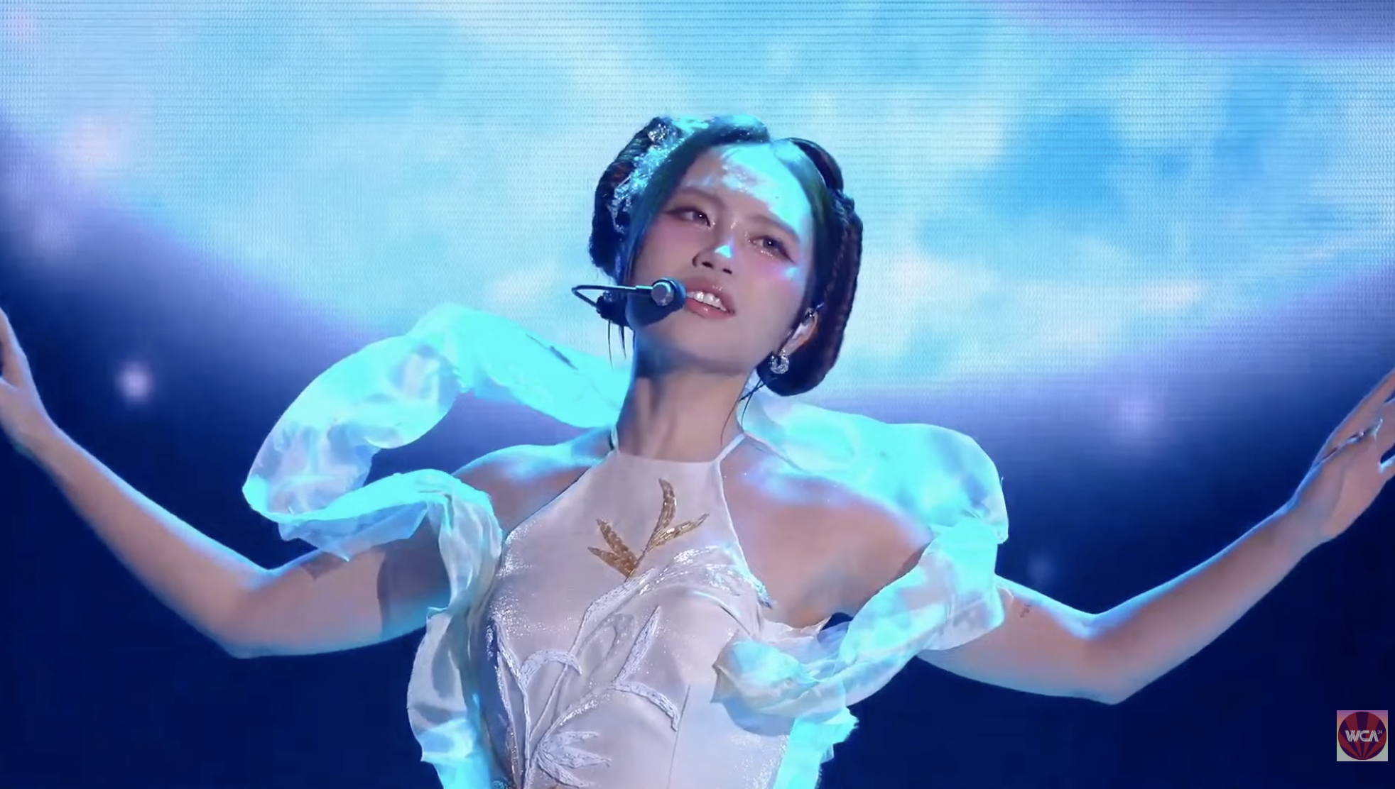 Phương Mỹ Chi v&agrave; Phương Ly &ldquo;bắt tay&rdquo; chơi lớn, đưa WeChoice v&agrave;o 2 kh&ocirc;ng gian tr&ecirc;n c&ugrave;ng 1 s&acirc;n khấu- Ảnh 1.