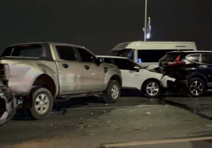 Tai nạn li&ecirc;n ho&agrave;n tr&ecirc;n cầu Nhật T&acirc;n, hướng đi s&acirc;n bay Nội B&agrave;i &ugrave;n tắc- Ảnh 1.