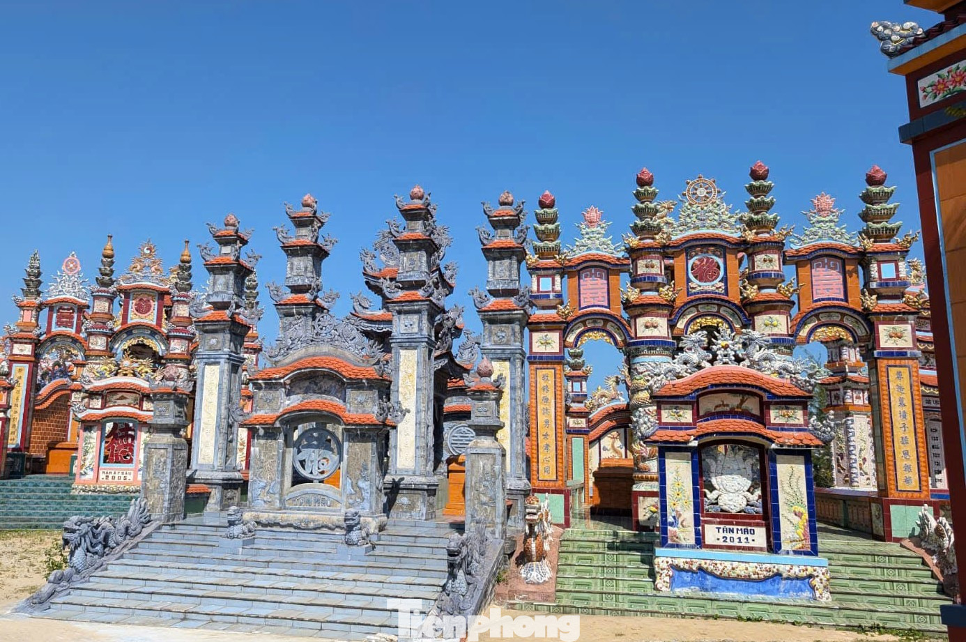 Du kh&aacute;ch h&aacute;o hức đi tham quan&hellip; nghĩa địa- Ảnh 3.