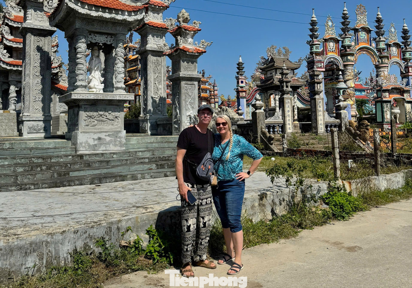 Du kh&aacute;ch h&aacute;o hức đi tham quan&hellip; nghĩa địa- Ảnh 1.