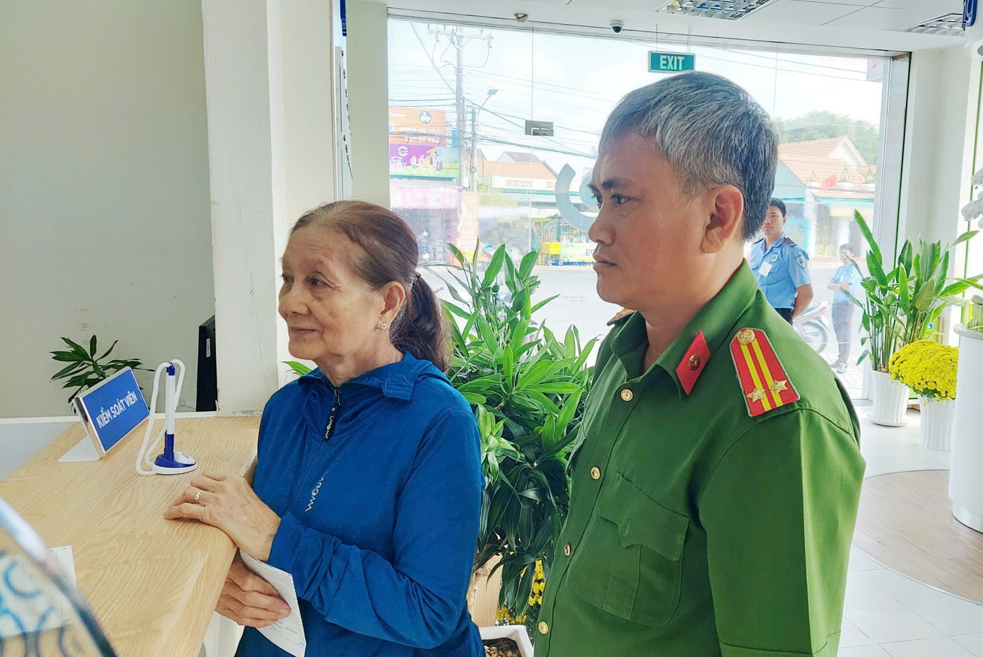 Cụ b&agrave; &lsquo;hốt hoảng&rsquo; khi nhận 2 tỷ đồng từ t&agrave;i khoản lạ- Ảnh 1.