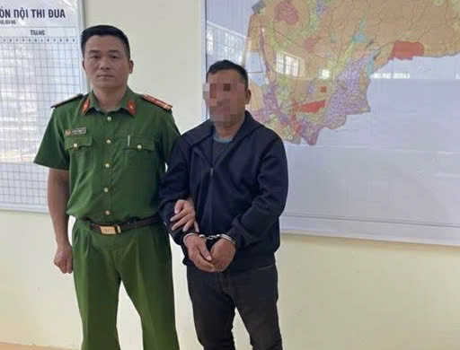 Vợ kh&ocirc;ng cho mua th&ecirc;m rượu, người đ&agrave;n &ocirc;ng tạt xăng đốt vợ v&agrave; ch&aacute;u- Ảnh 1.