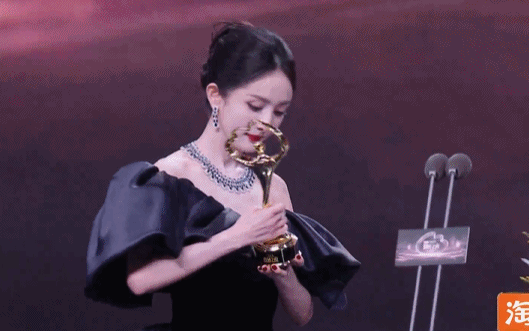 Tiếng g&agrave;o th&eacute;t b&ocirc;i nhọ Dương Mịch giữa lễ trao giải khiến 60 triệu người sốc nặng