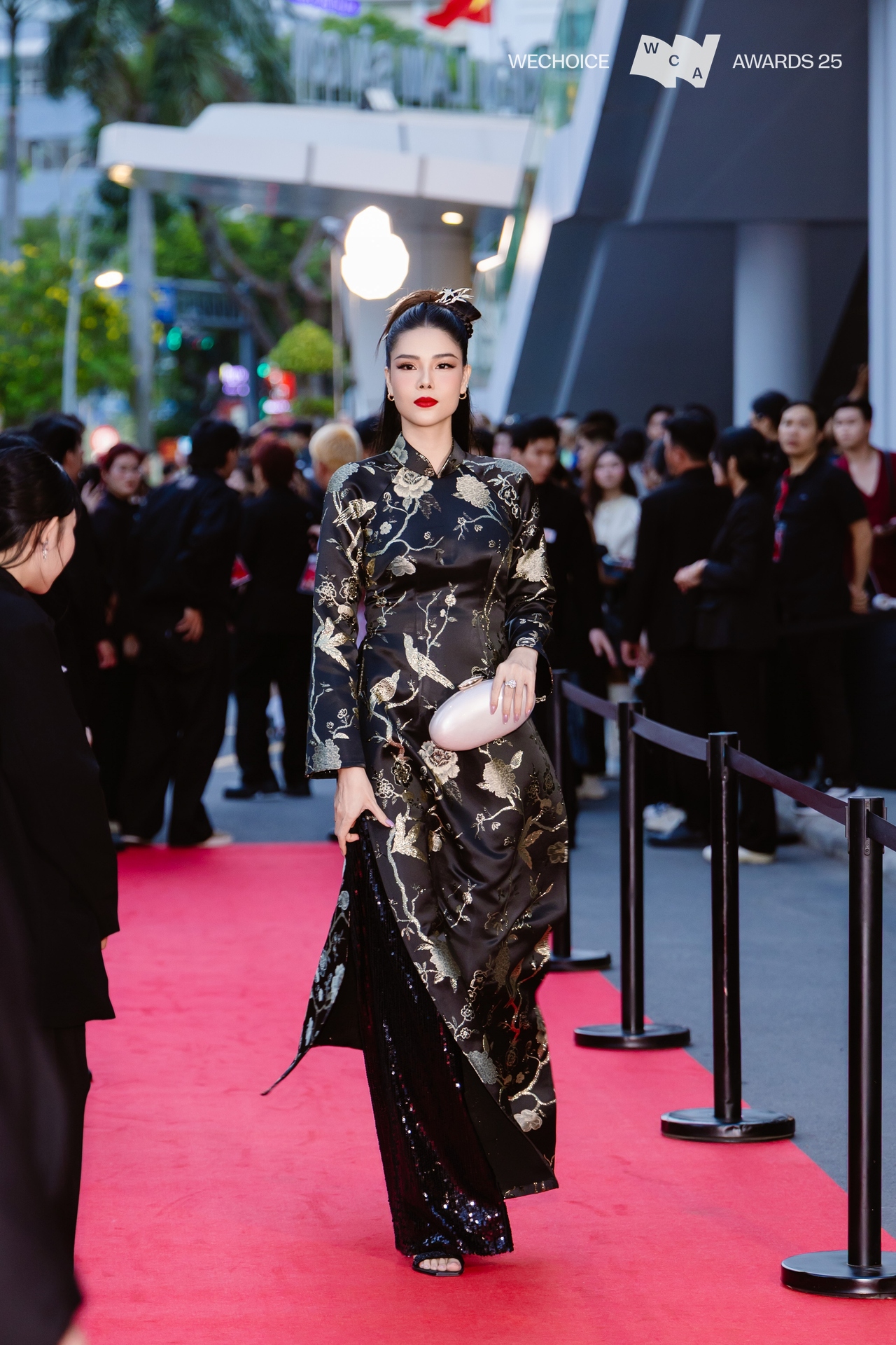 Kỳ H&acirc;n - vợ Mạc Hồng Qu&acirc;n khoe visual ph&aacute;t s&aacute;ng tr&ecirc;n thảm đỏ WeChoice Awards, mẹ 2 con v&oacute;c d&aacute;ng vẫn nuột n&agrave;- Ảnh 1.