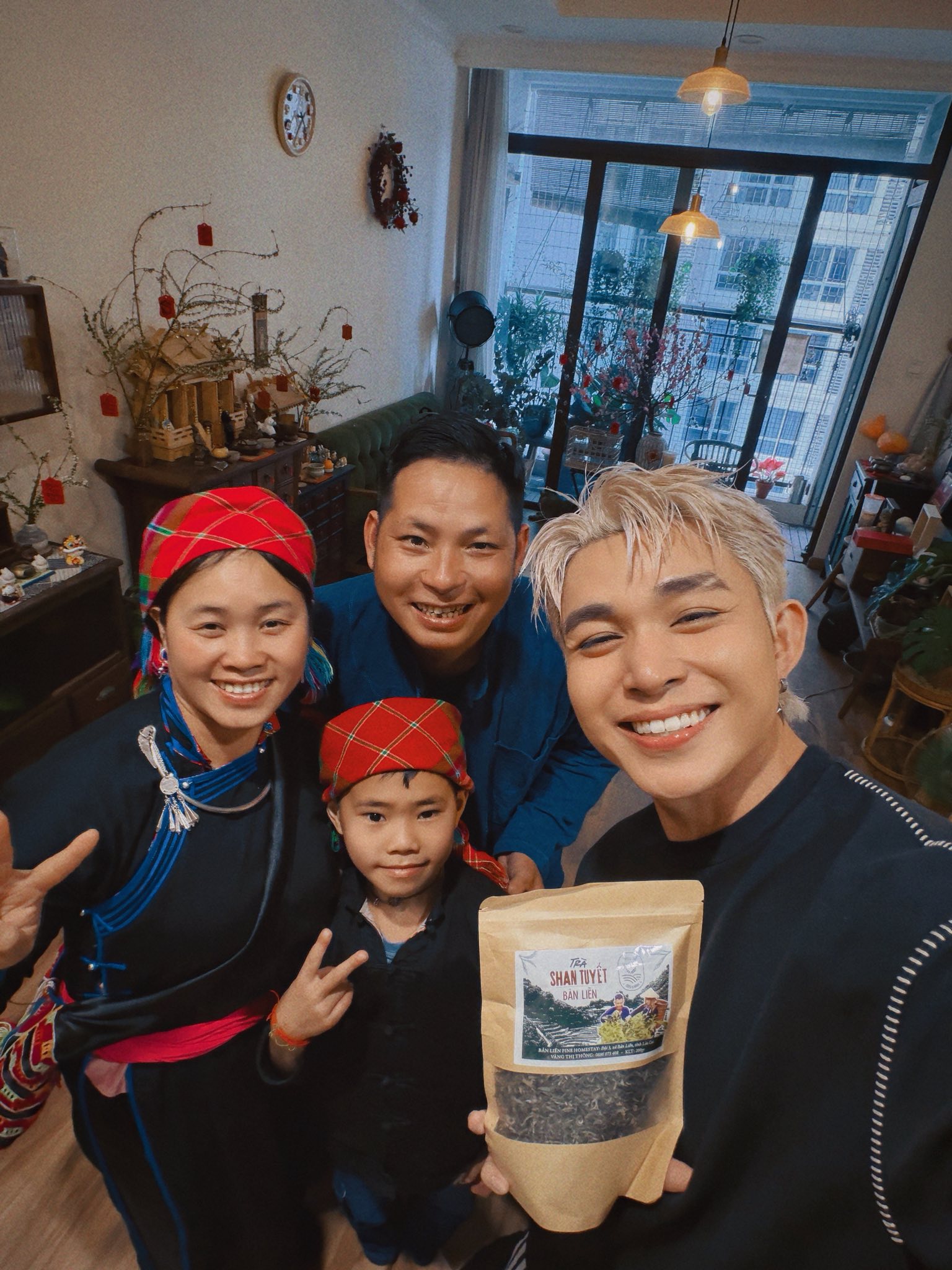 Gia đ&igrave;nh chị Th&ocirc;ng hội ngộ Jun Phạm nhưng sao lại thiếu b&eacute; Thư?- Ảnh 4.