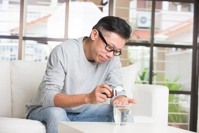 Người đ&agrave;n &ocirc;ng 55 tuổi tự &yacute; uống hormone để "lấy lại phong độ", v&agrave;i th&aacute;ng sau hoảng loạn: B&aacute;c sĩ cảnh b&aacute;o sai lầm nhiều qu&yacute; &ocirc;ng đang mắc- Ảnh 3.