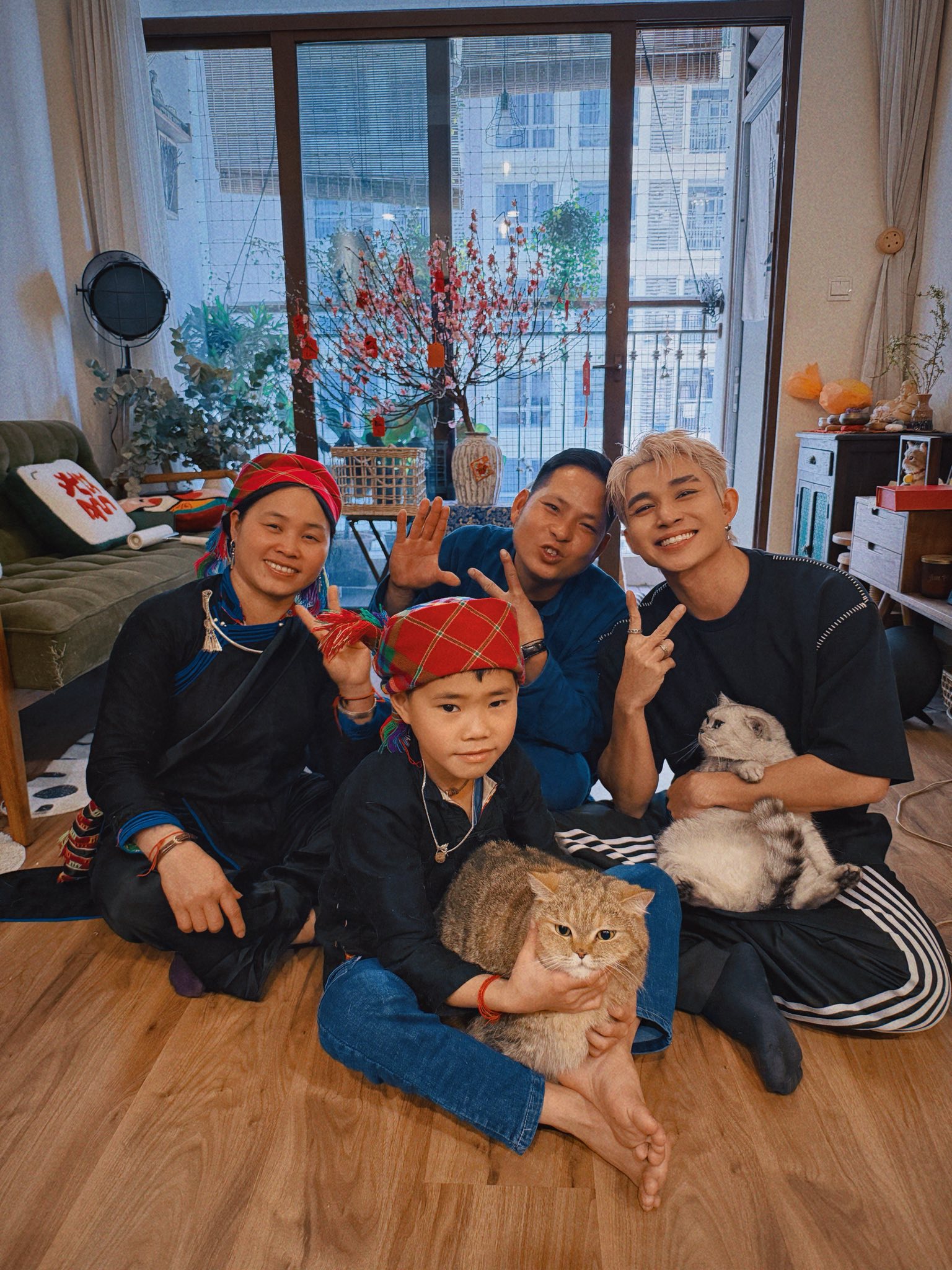 Gia đ&igrave;nh chị Th&ocirc;ng hội ngộ Jun Phạm nhưng sao lại thiếu b&eacute; Thư?- Ảnh 1.