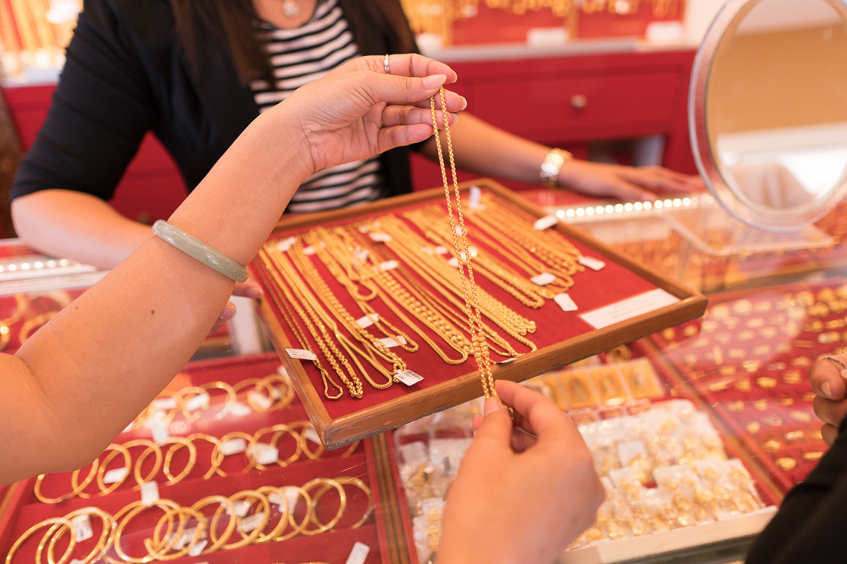 V&ograve;ng v&agrave;ng của kh&aacute;ch bị g&atilde;y lộ ra 2 vi&ecirc;n bi th&eacute;p, chủ tiệm th&aacute;o dỡ kiểm tra lại đổ ra th&ecirc;m một vũng nước- Ảnh 1.