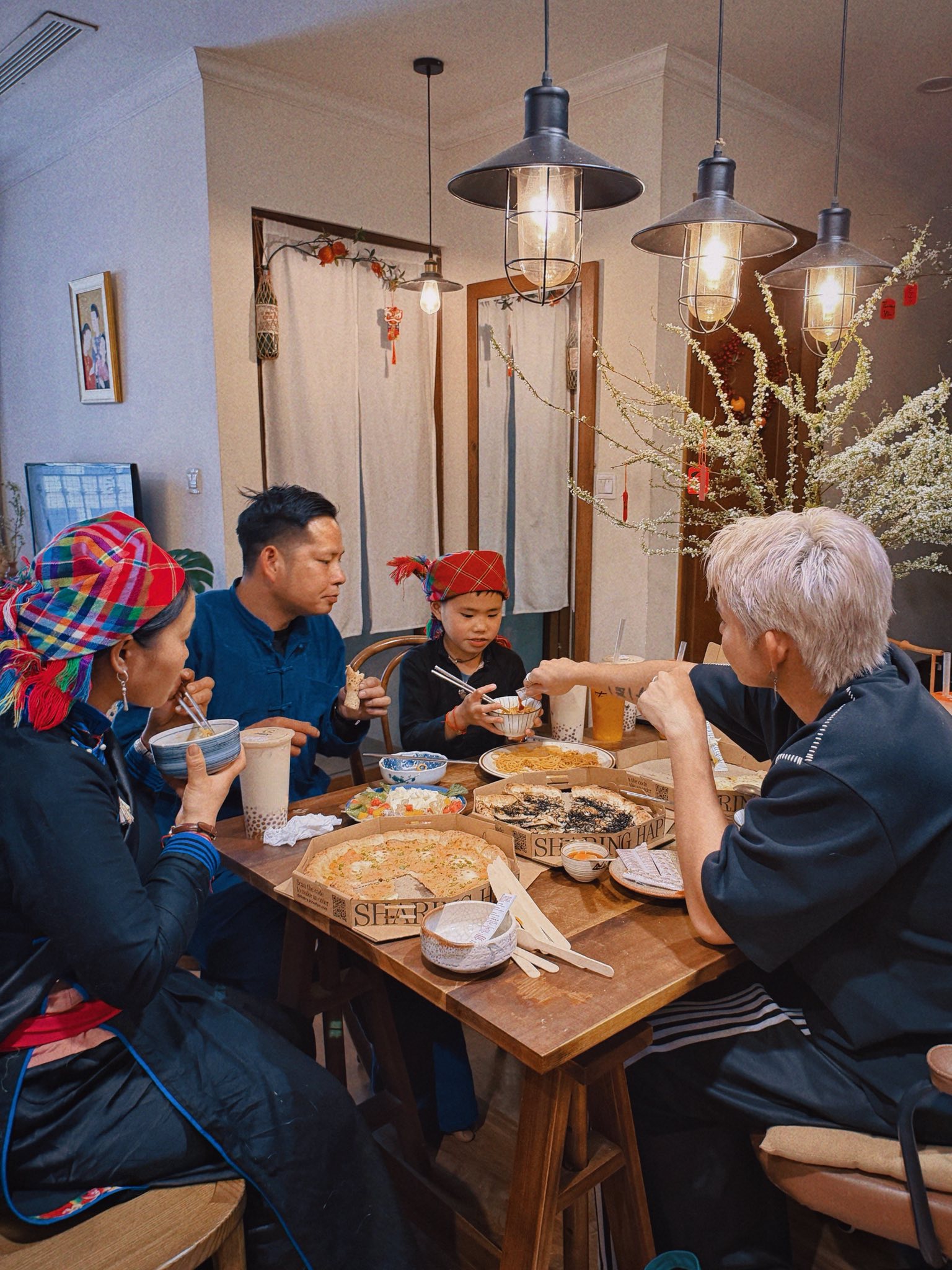 Gia đ&igrave;nh chị Th&ocirc;ng hội ngộ Jun Phạm nhưng sao lại thiếu b&eacute; Thư?- Ảnh 2.