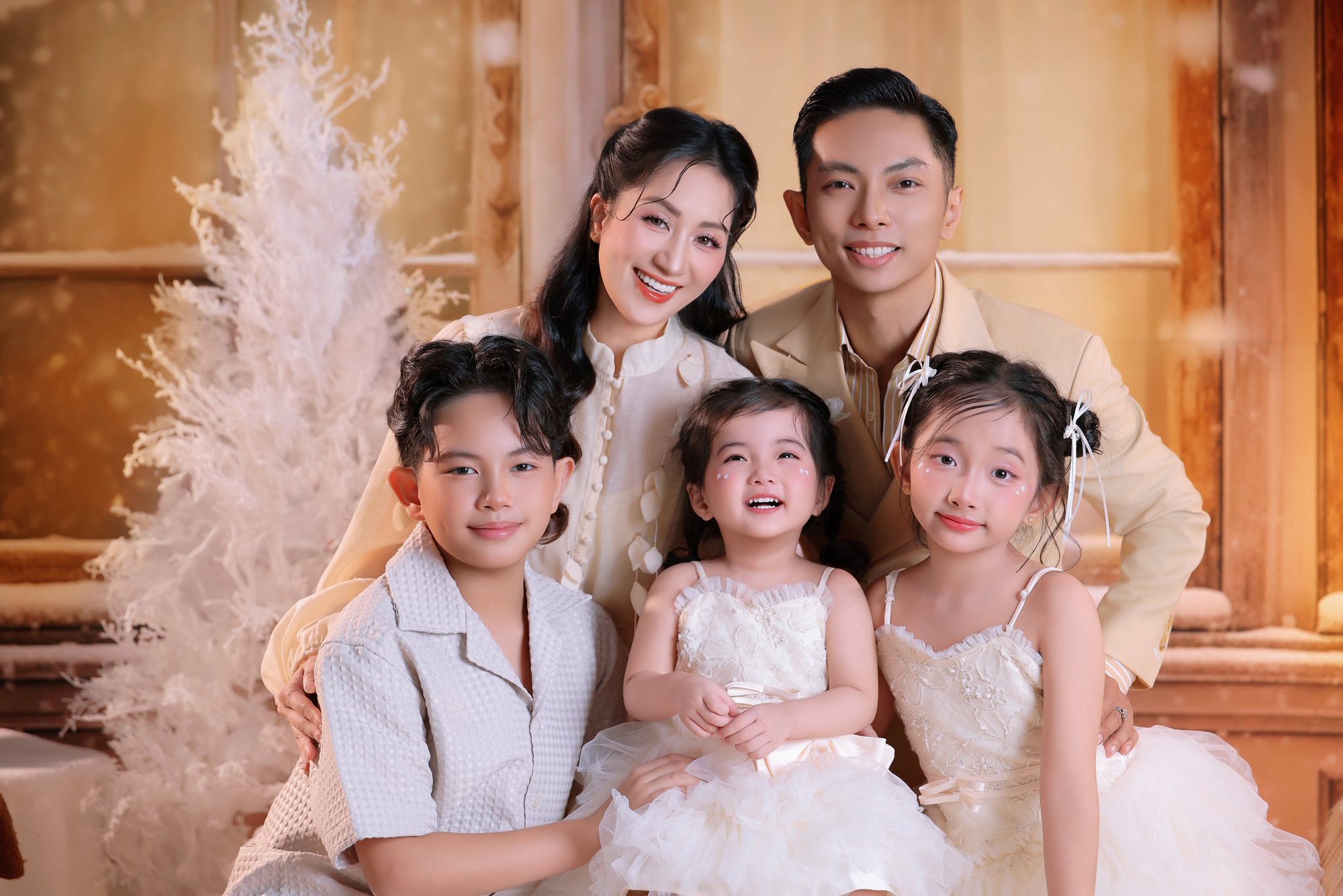 Không thể rời mắt khỏi Lisa nhà Khánh Thi-Phan Hiển lần đầu diễn sân khấu, xinh yêu quá mức, khí chất chuẩn 