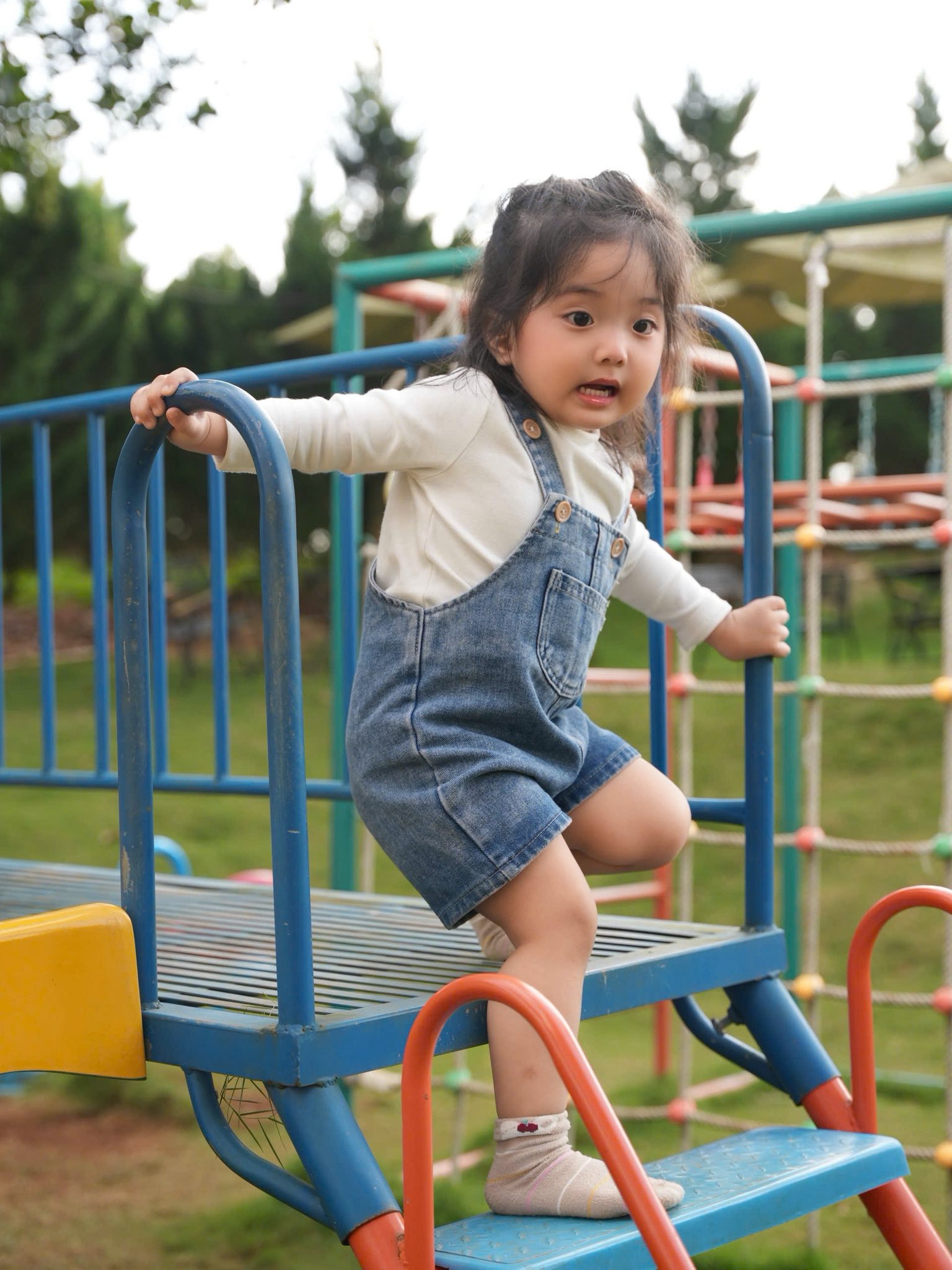 Không thể rời mắt khỏi Lisa nhà Khánh Thi-Phan Hiển lần đầu diễn sân khấu, xinh yêu quá mức, khí chất chuẩn 