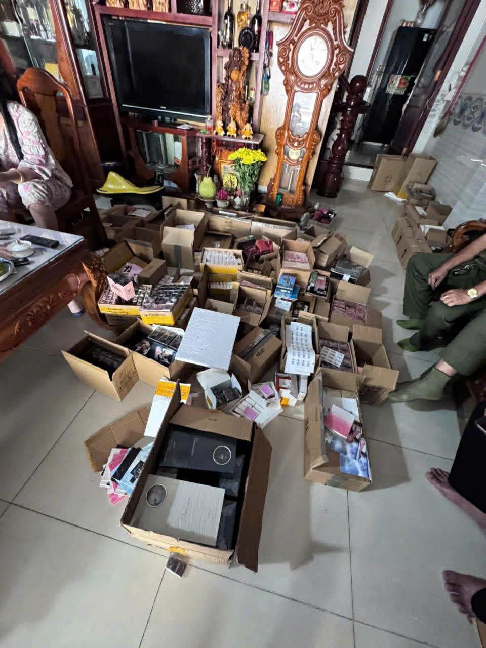 Triệt ph&aacute; đường d&acirc;y nước hoa giả khủng tại TP.HCM: Hơn 10.000 chai tuồn ra thị trường, trị gi&aacute; tới 10 tỷ đồng- Ảnh 2.