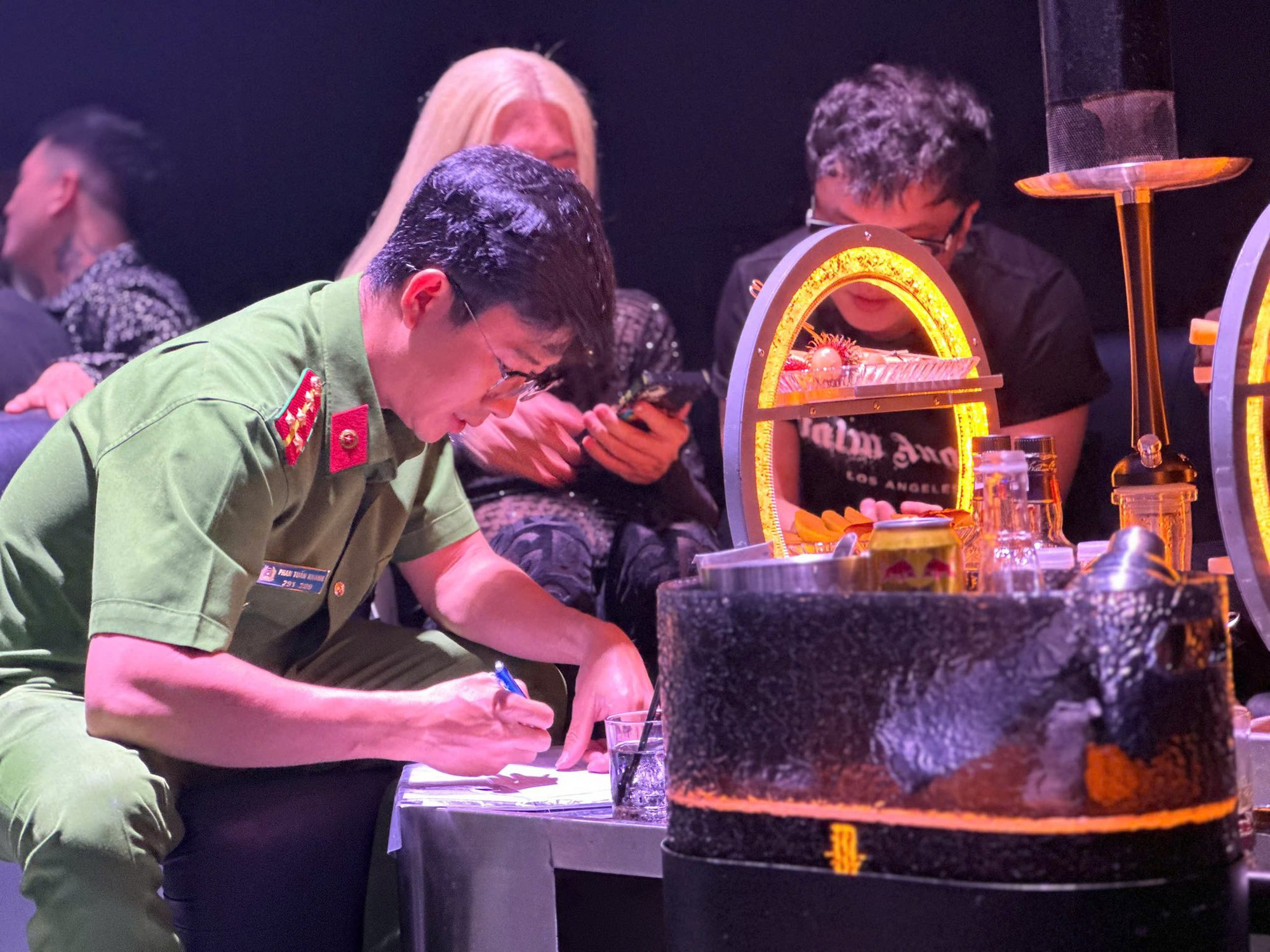 Đột k&iacute;ch bar Aplus ở trung t&acirc;m TP.HCM, nhiều &ldquo;d&acirc;n chơi&rdquo; dương t&iacute;nh với chất ma tu&yacute;- Ảnh 2.