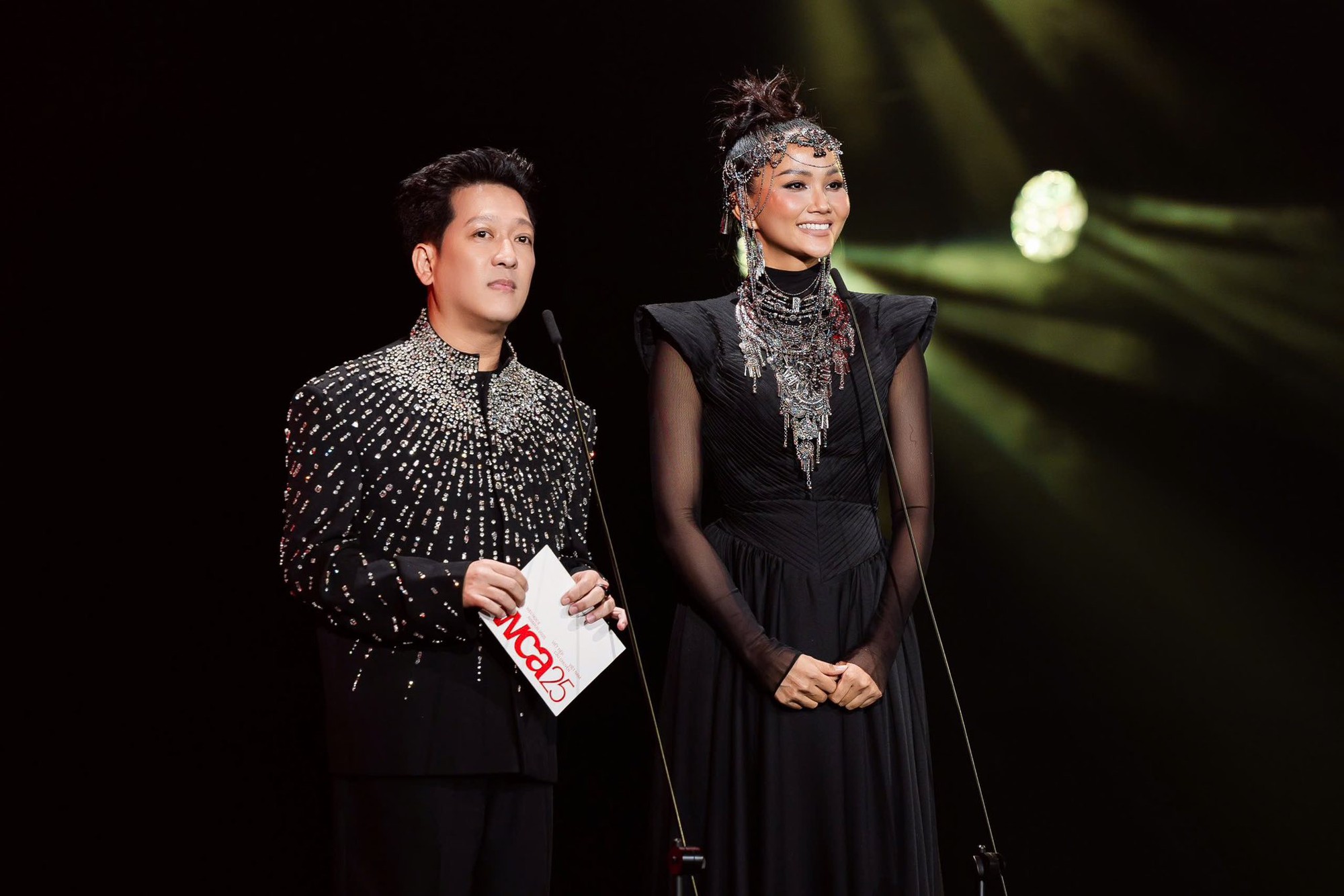 Khung h&igrave;nh đắt gi&aacute; tại WeChoice Awards 2025: 5 n&agrave;ng hậu tụ họp, nhan sắc bất ph&acirc;n thắng bại- Ảnh 3.