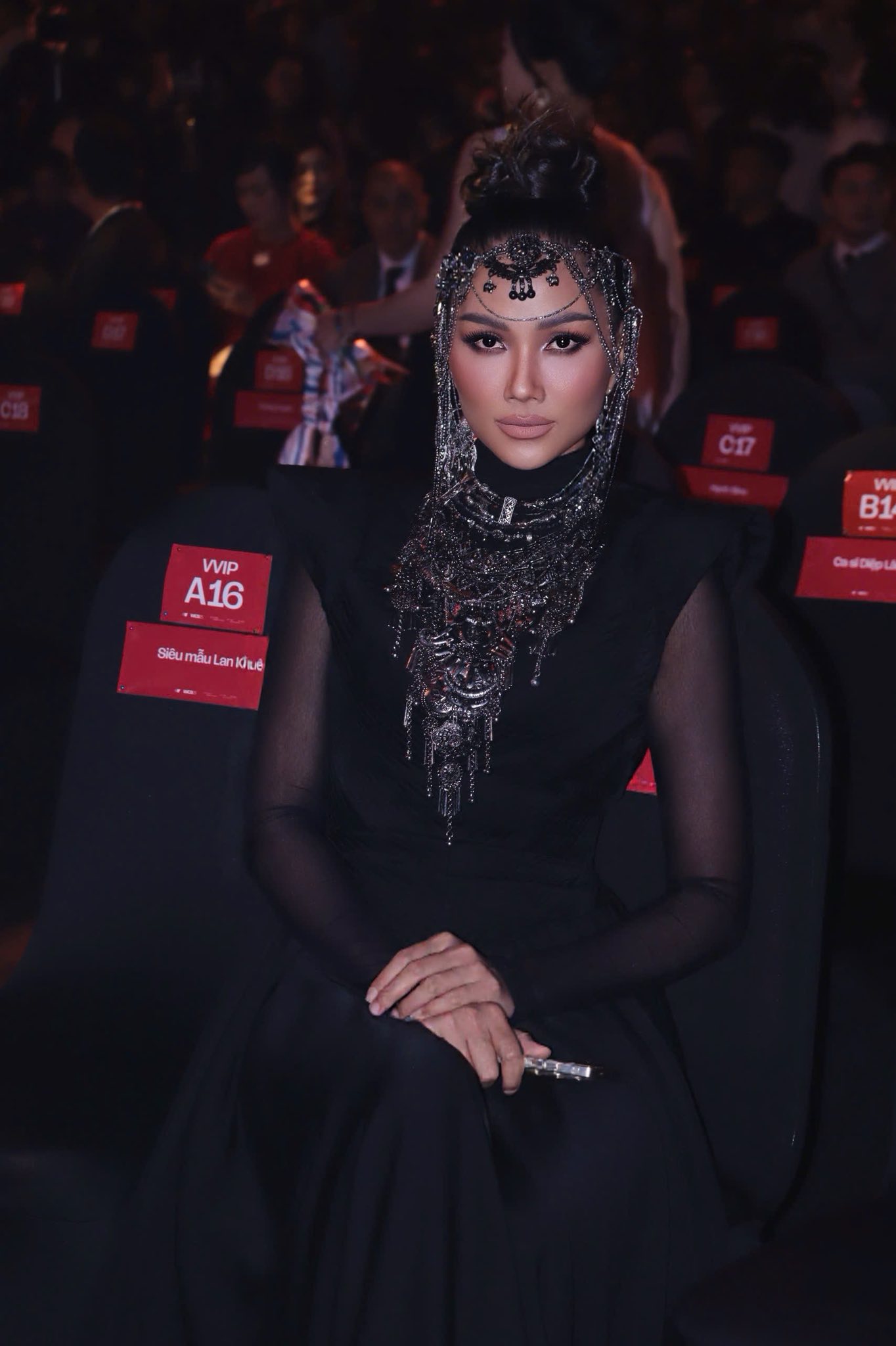 Khung h&igrave;nh đắt gi&aacute; tại WeChoice Awards 2025: 5 n&agrave;ng hậu tụ họp, nhan sắc bất ph&acirc;n thắng bại- Ảnh 1.