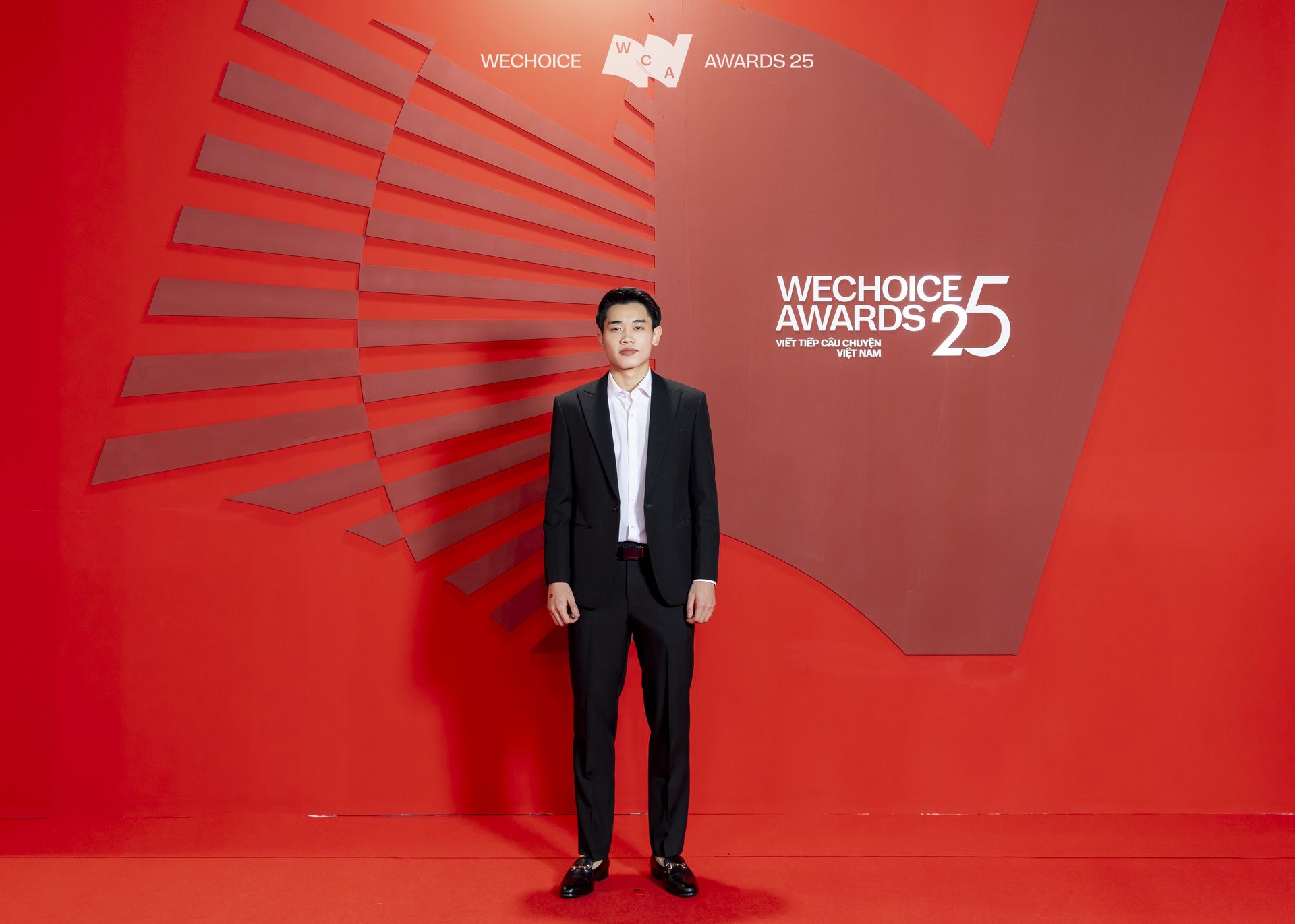 Đ&igrave;nh Bắc diện vest bảnh bao tại WeChoice Awards 2025: Visual c&agrave;ng nh&igrave;n c&agrave;ng cuốn khiến fan reo h&ograve; hết cỡ- Ảnh 2.