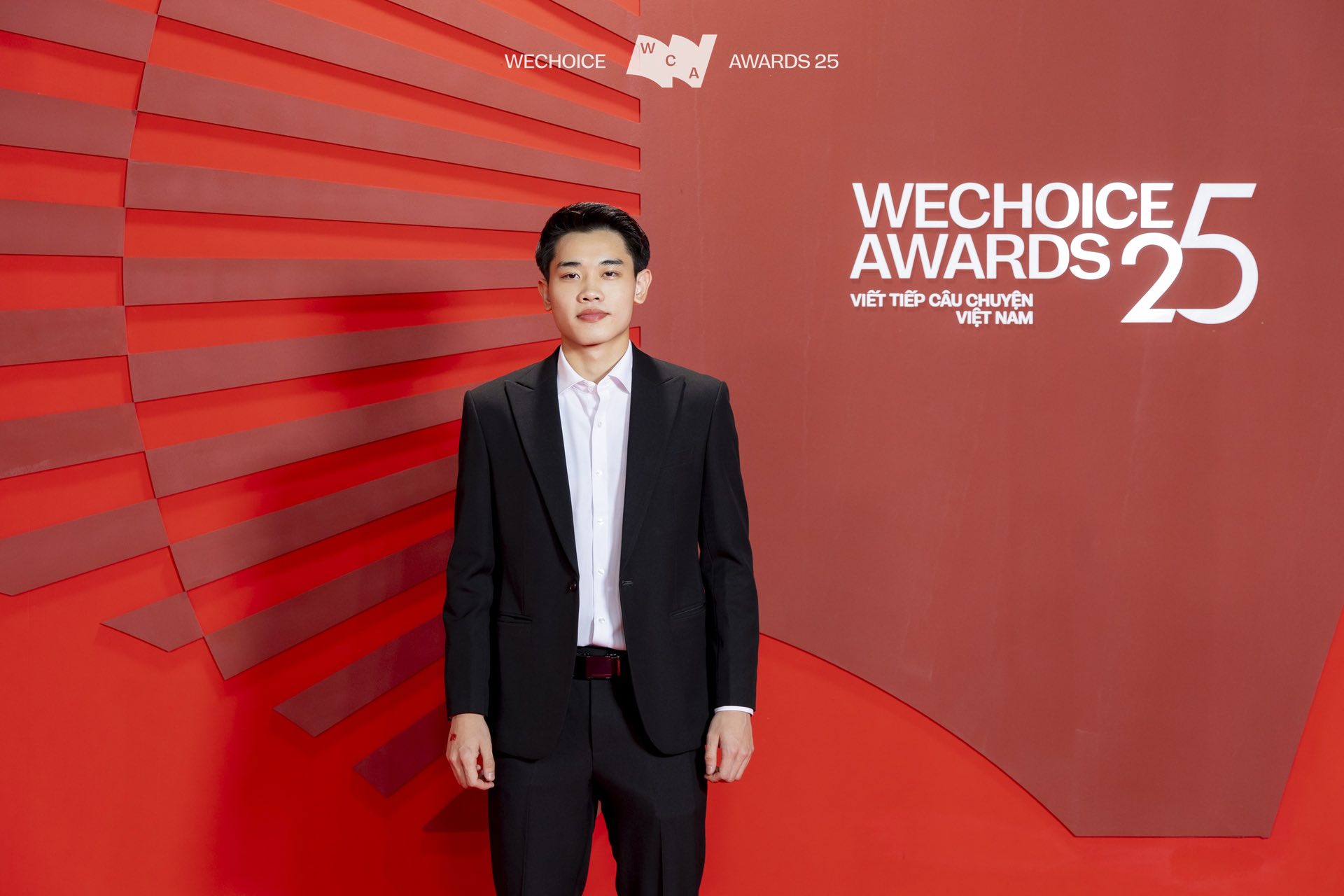 Đ&igrave;nh Bắc diện vest bảnh bao tại WeChoice Awards 2025: Visual c&agrave;ng nh&igrave;n c&agrave;ng cuốn khiến fan reo h&ograve; hết cỡ- Ảnh 1.