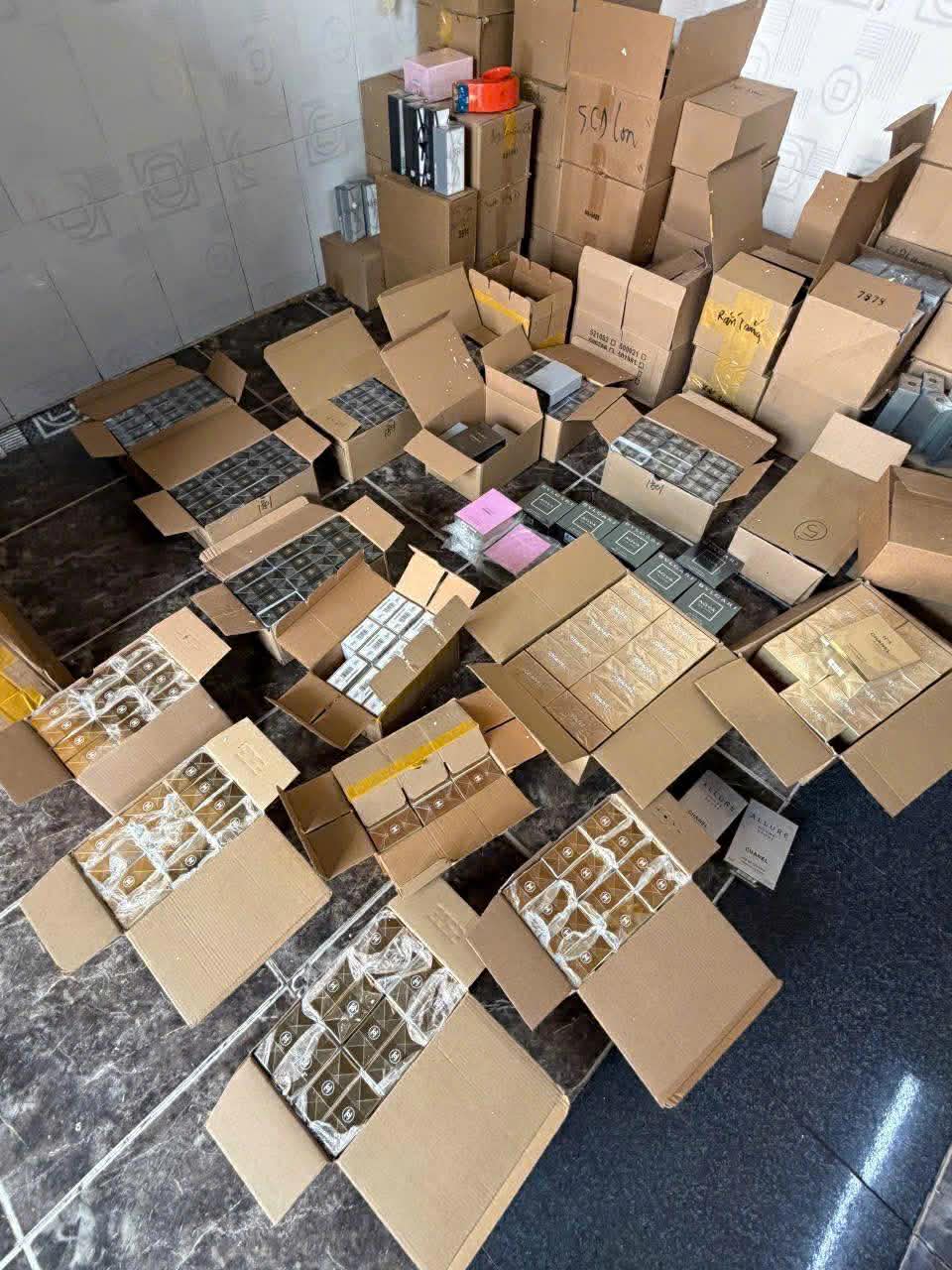 Triệt ph&aacute; đường d&acirc;y nước hoa giả khủng tại TP.HCM: Hơn 10.000 chai tuồn ra thị trường, trị gi&aacute; tới 10 tỷ đồng- Ảnh 1.