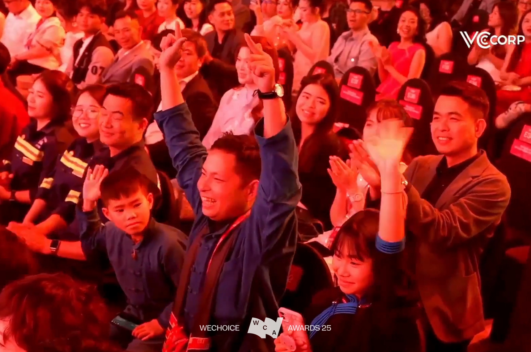 Chị V&agrave;ng Thị Th&ocirc;ng - người phụ nữ hạnh ph&uacute;c nhất Gala WeChoice: C&oacute; cả gia đ&igrave;nh đồng h&agrave;nh &ldquo;xuống xu&ocirc;i&rdquo;, được chồng thả tim li&ecirc;n tục- Ảnh 5.