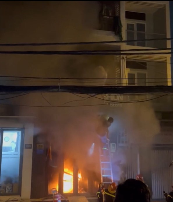 Vợ chồng v&agrave; 2 b&eacute; g&aacute;i mắc kẹt trong vụ ch&aacute;y nh&agrave; giữa đ&ecirc;m ở TP.HCM- Ảnh 1.